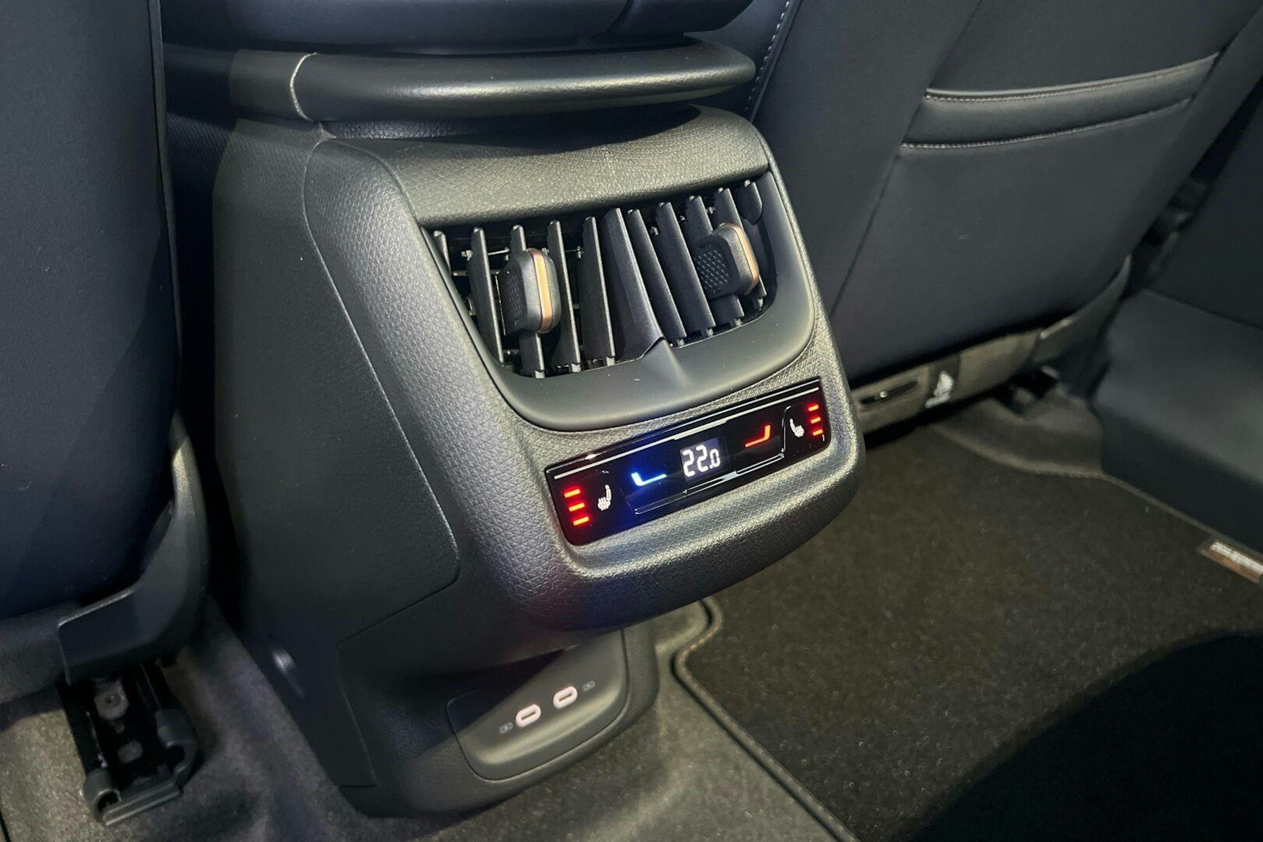 sininen CUPRA Tavascan 2024 kuva 7.