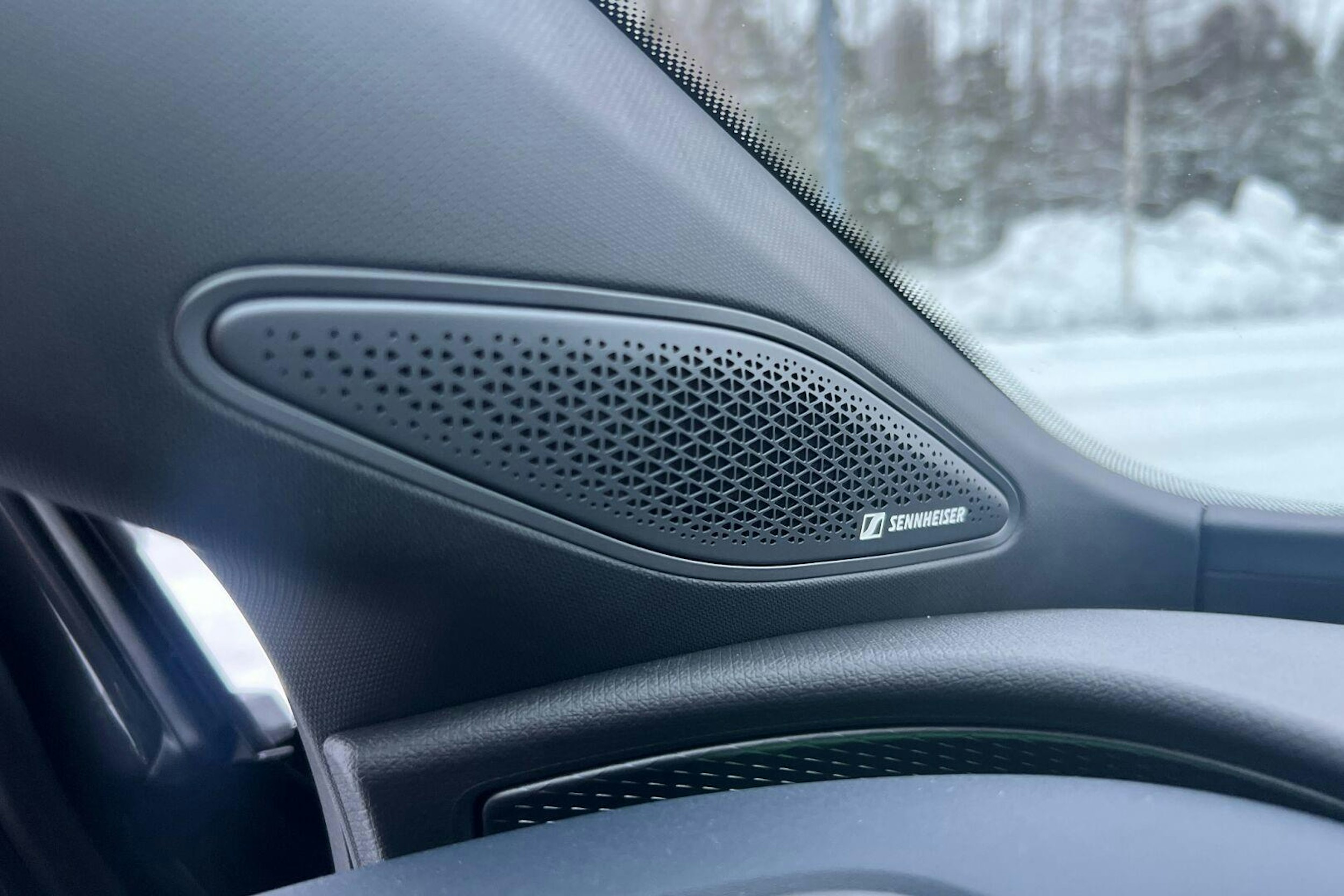 sininen CUPRA Tavascan 2024 kuva 10.