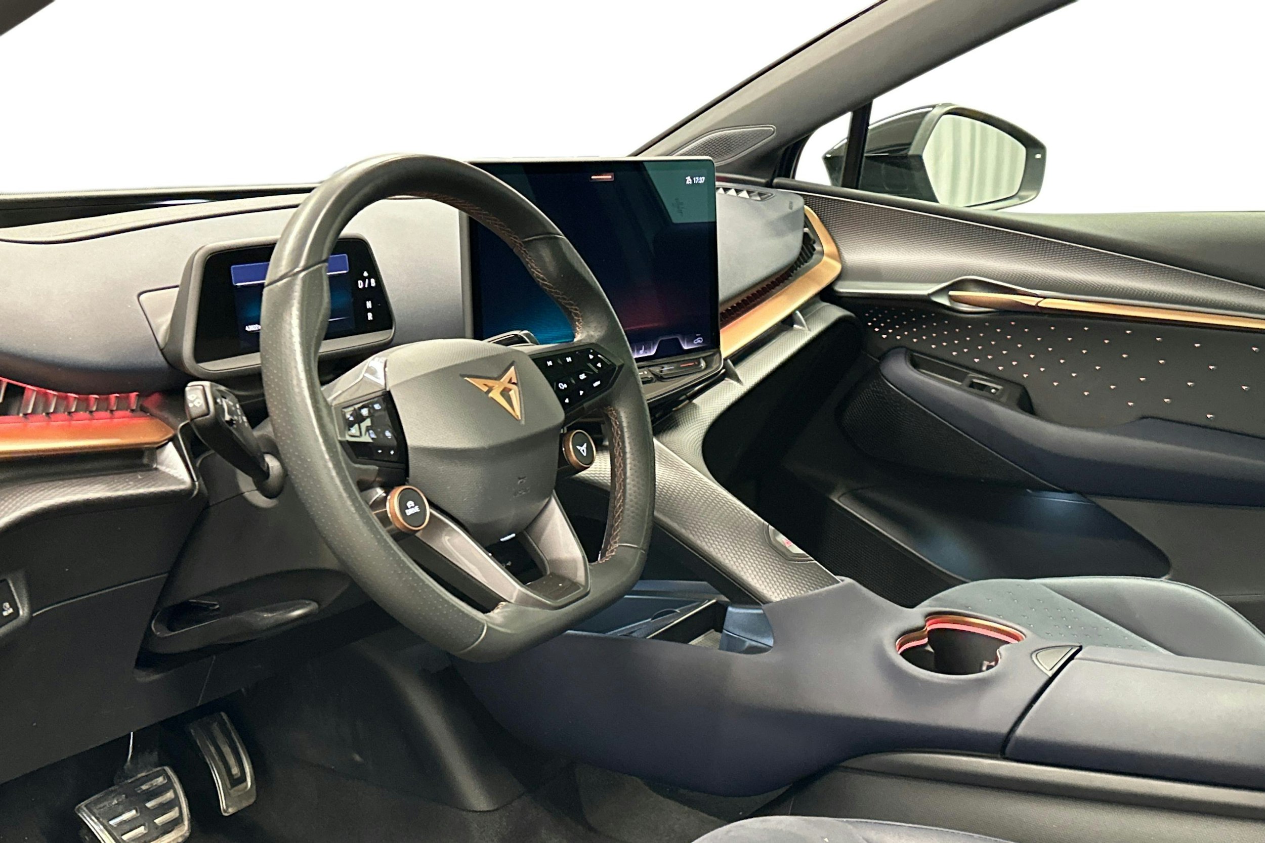 sininen CUPRA Tavascan 2024 kuva 7.