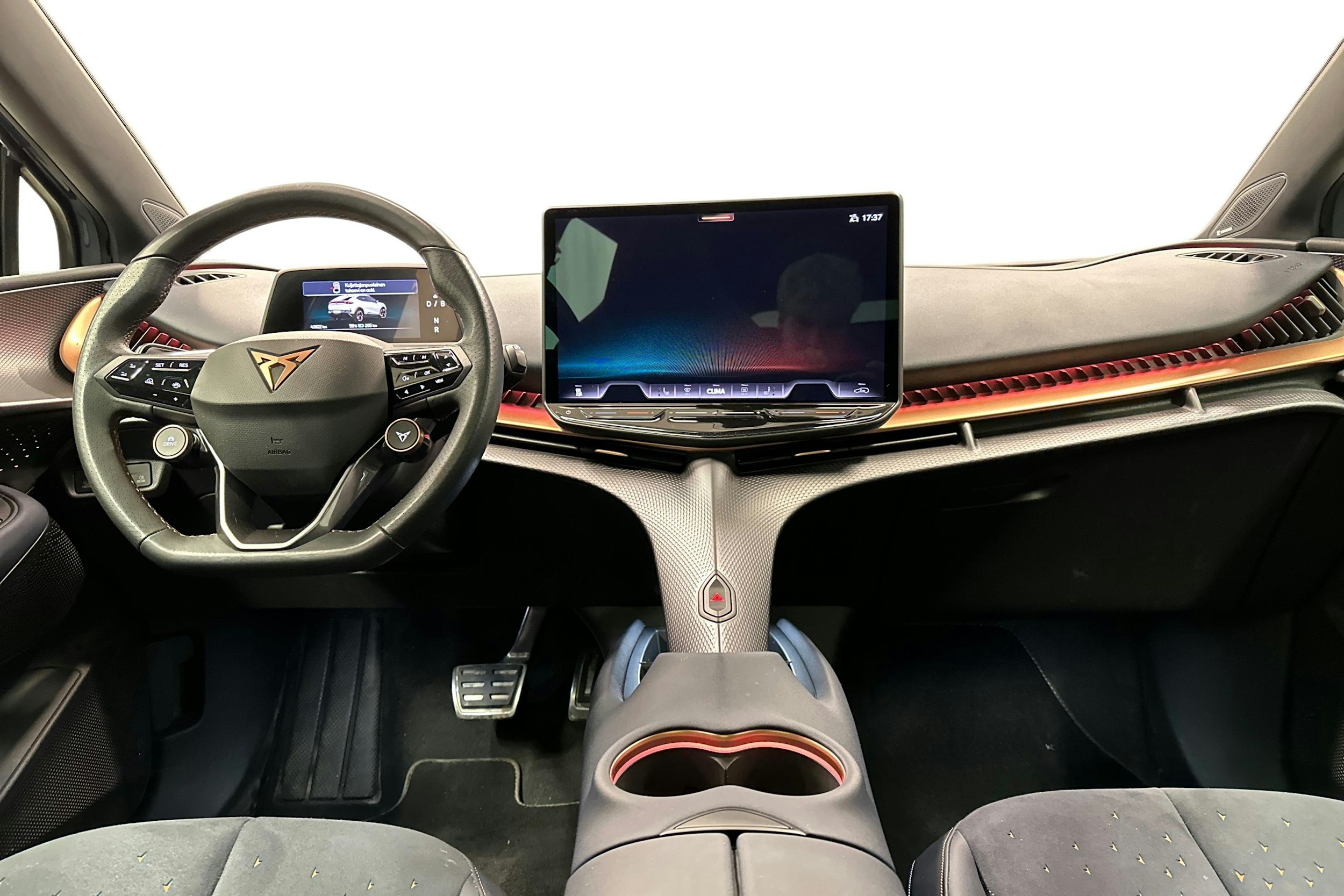 sininen CUPRA Tavascan 2024 kuva 9.