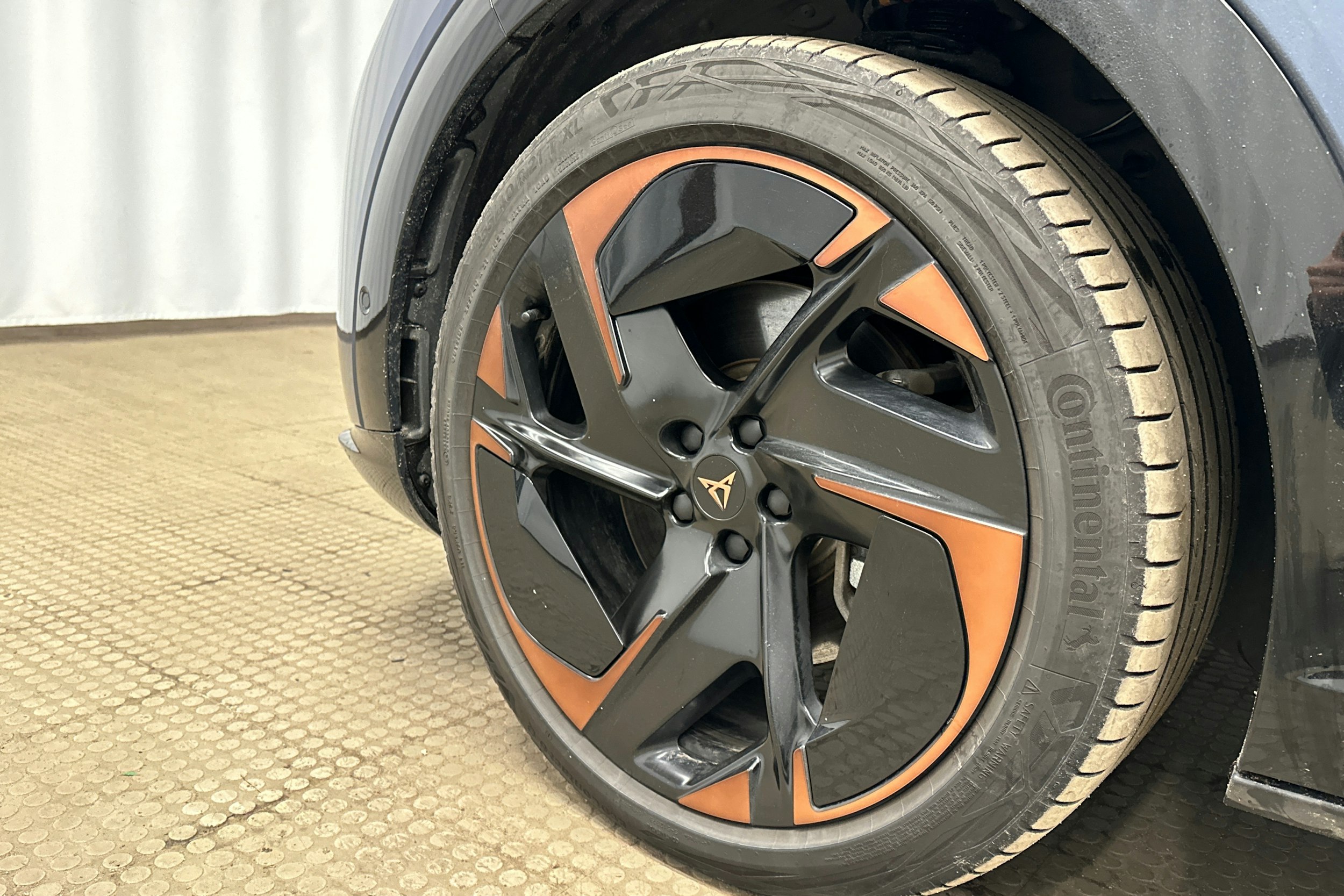 sininen CUPRA Tavascan 2024 kuva 11.