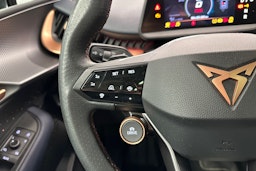 sininen CUPRA Tavascan 2024 kuva 14.