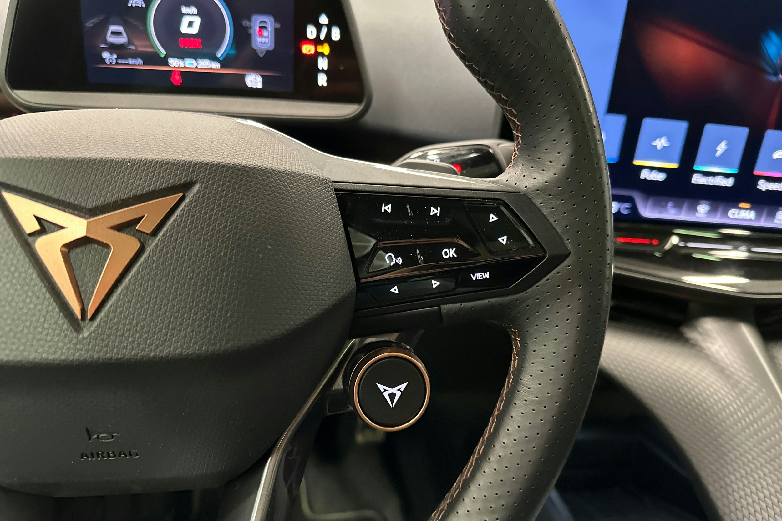 sininen CUPRA Tavascan 2024 kuva 15.