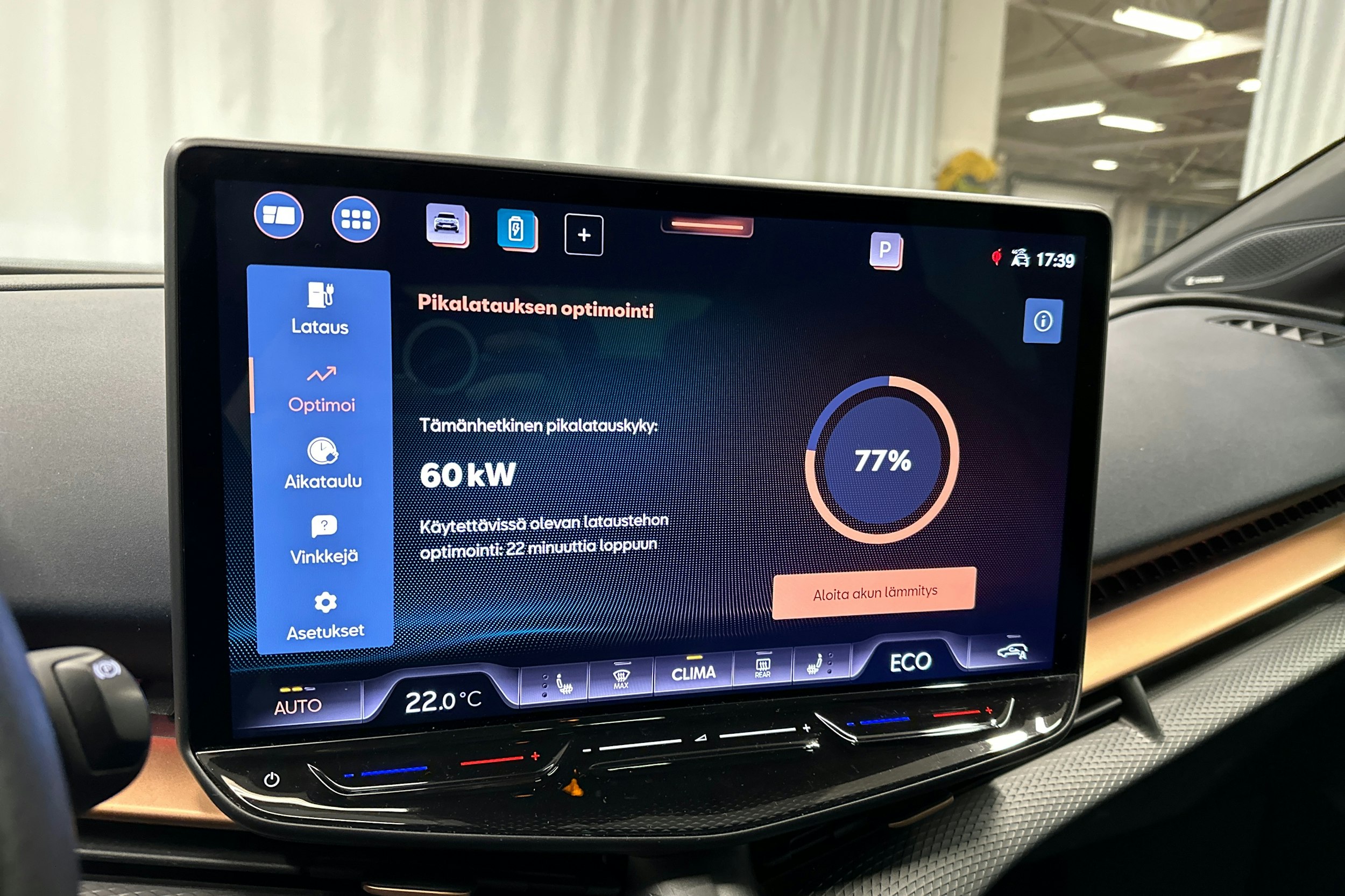 sininen CUPRA Tavascan 2024 kuva 22.