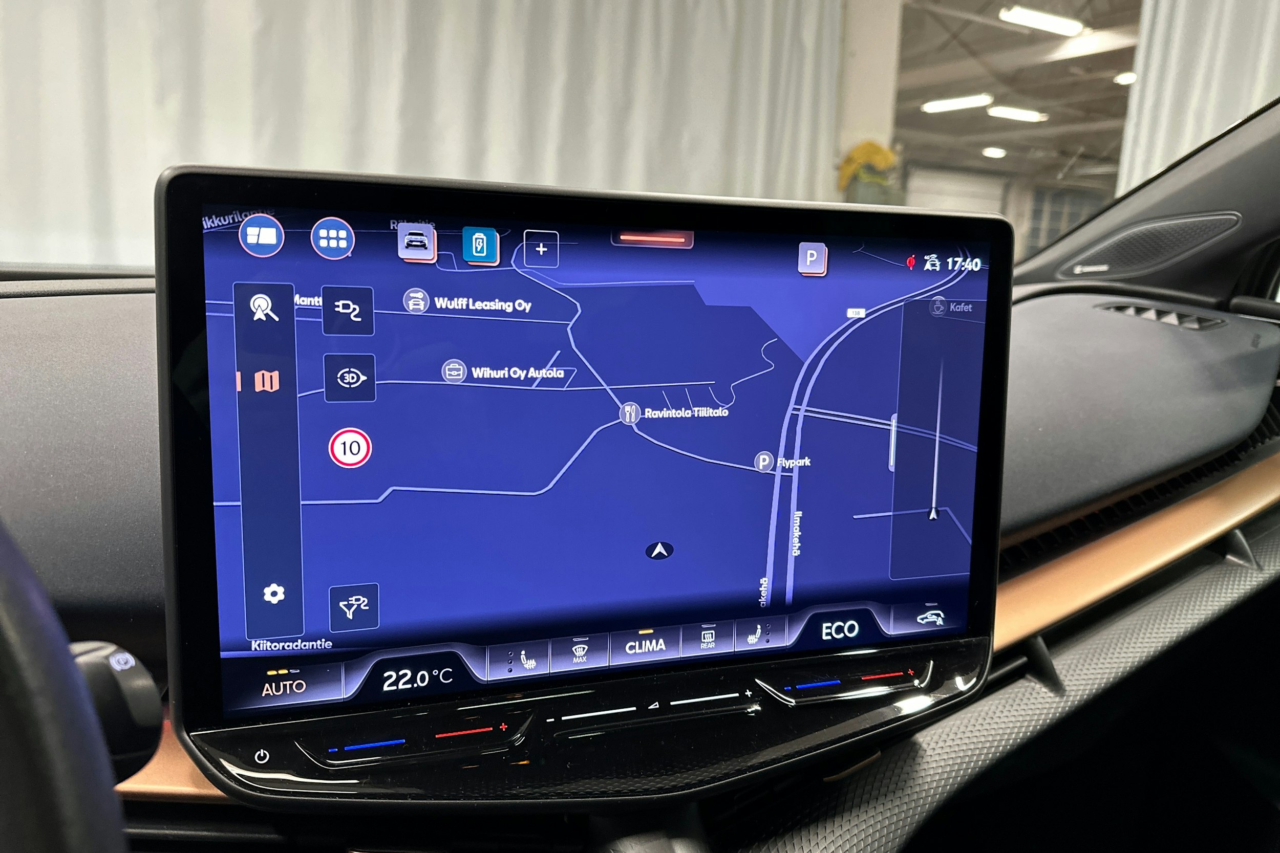 sininen CUPRA Tavascan 2024 kuva 24.