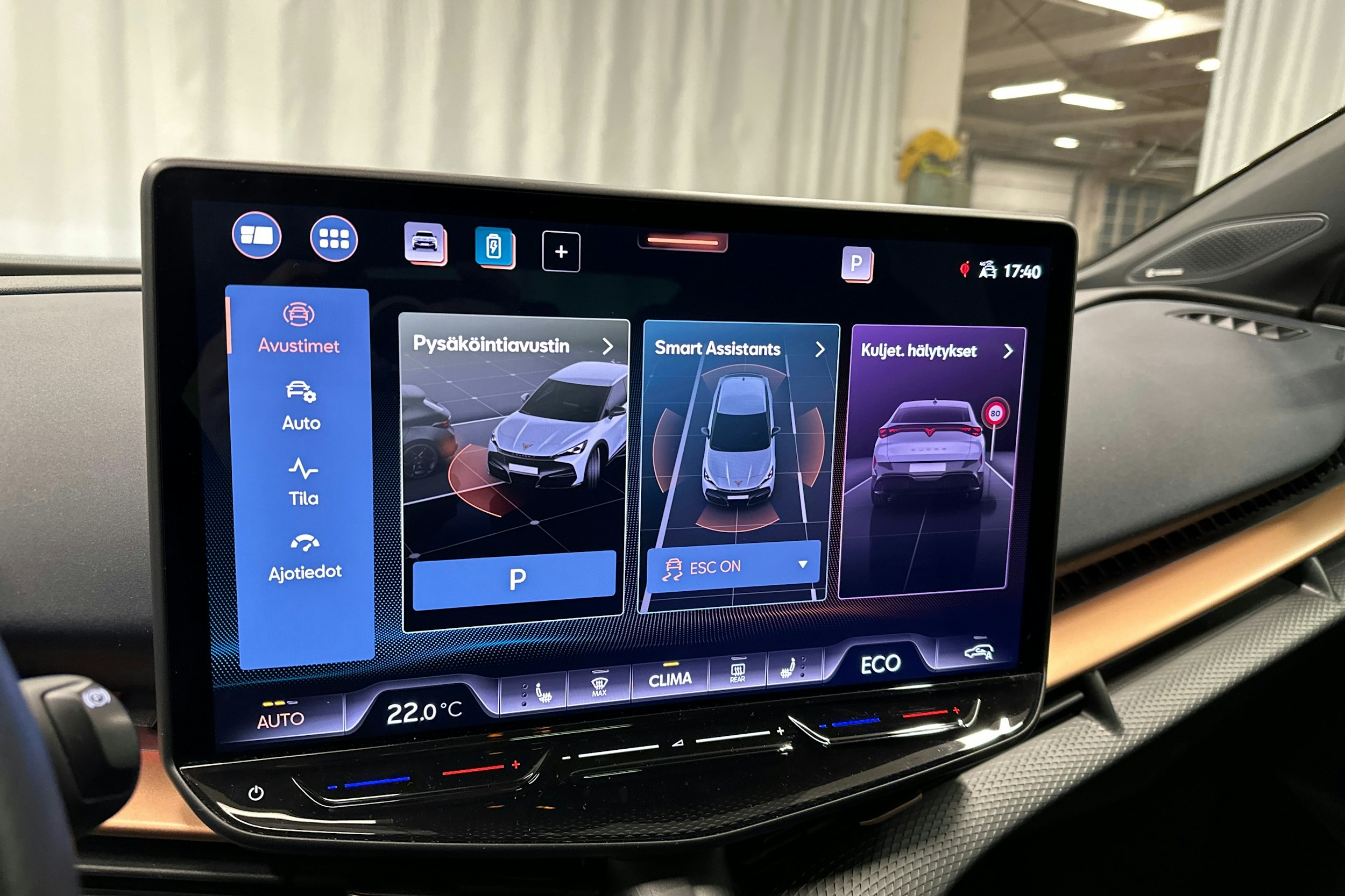 sininen CUPRA Tavascan 2024 kuva 25.
