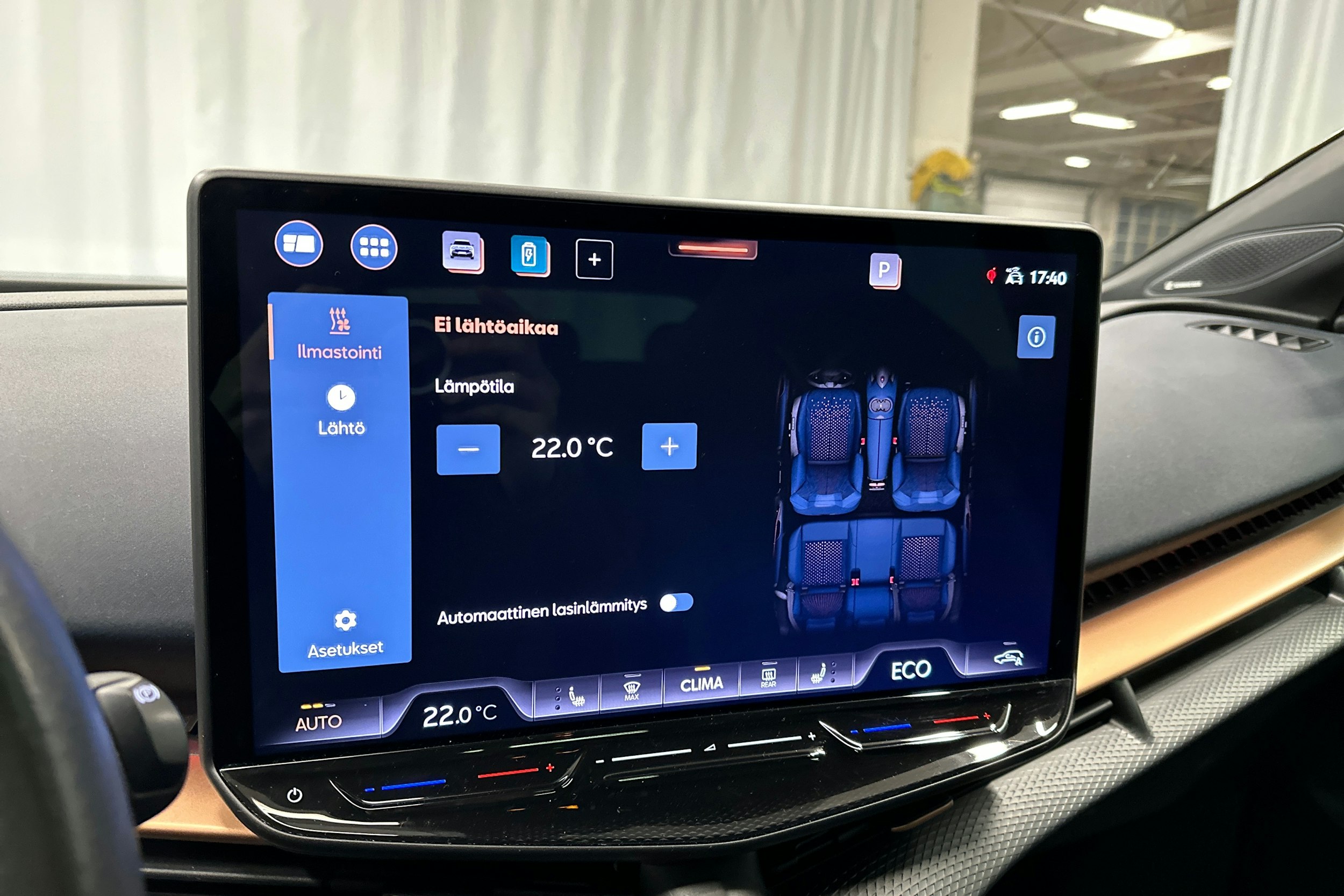sininen CUPRA Tavascan 2024 kuva 26.