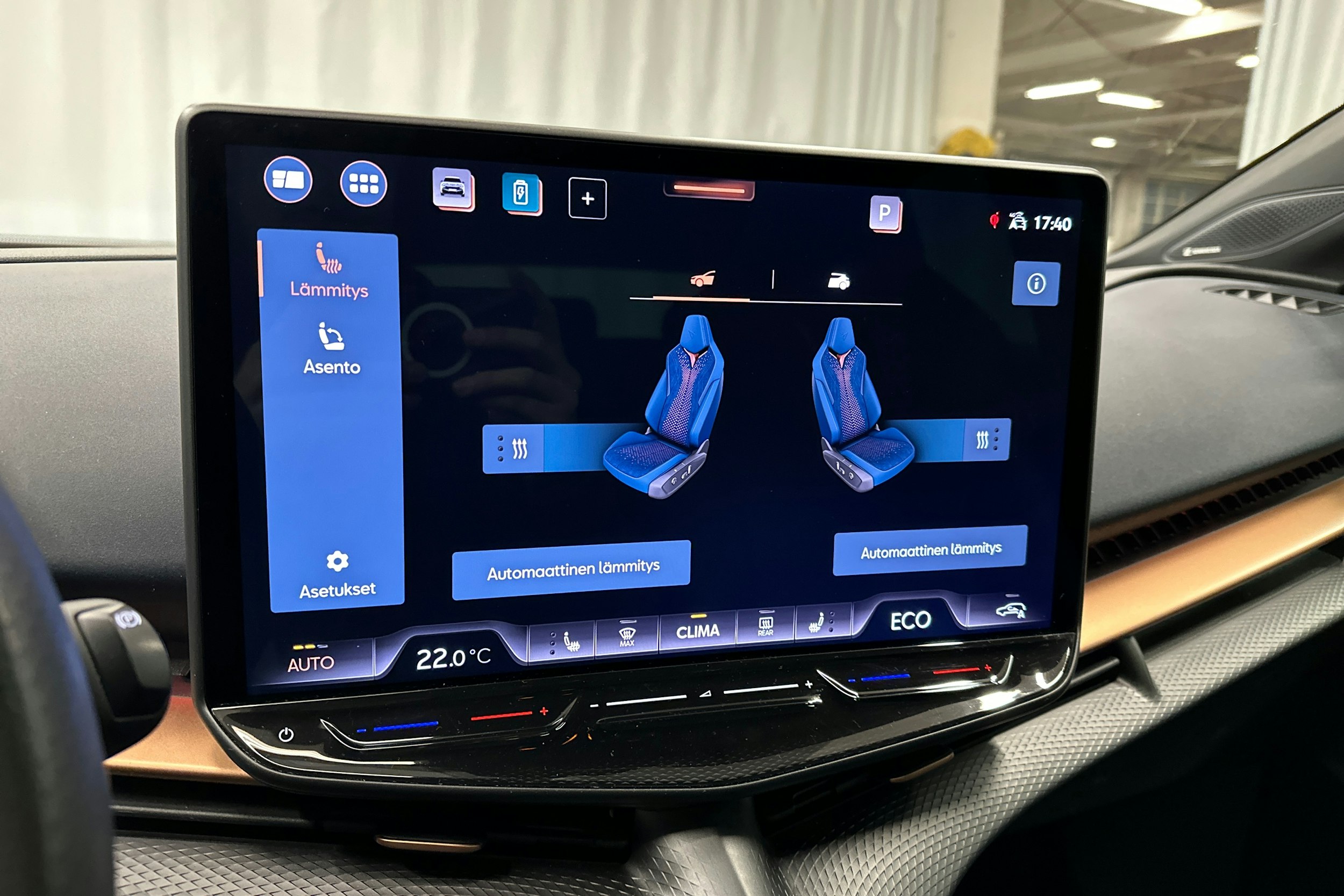 sininen CUPRA Tavascan 2024 kuva 27.