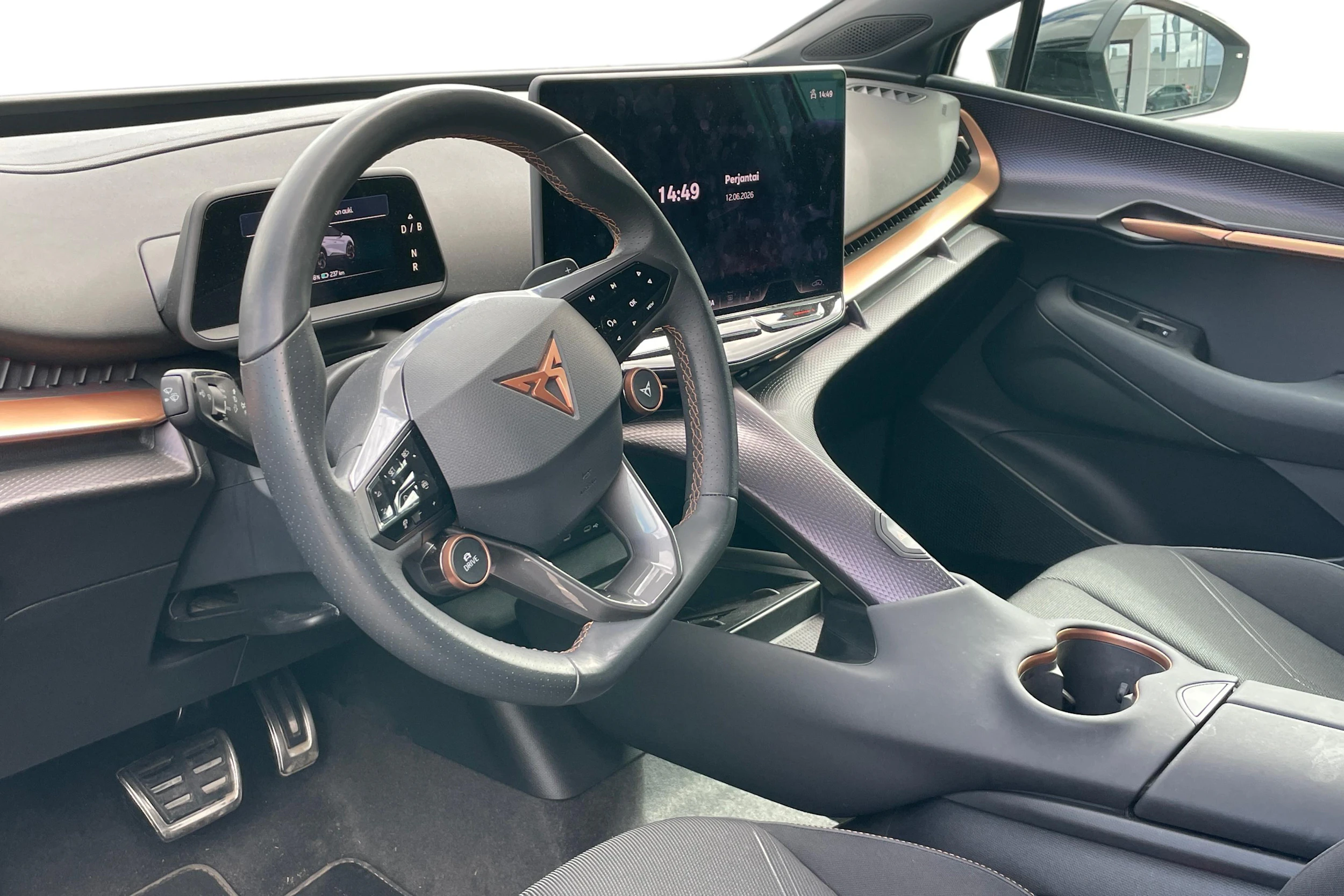 sininen CUPRA Tavascan 2024 kuva 3.
