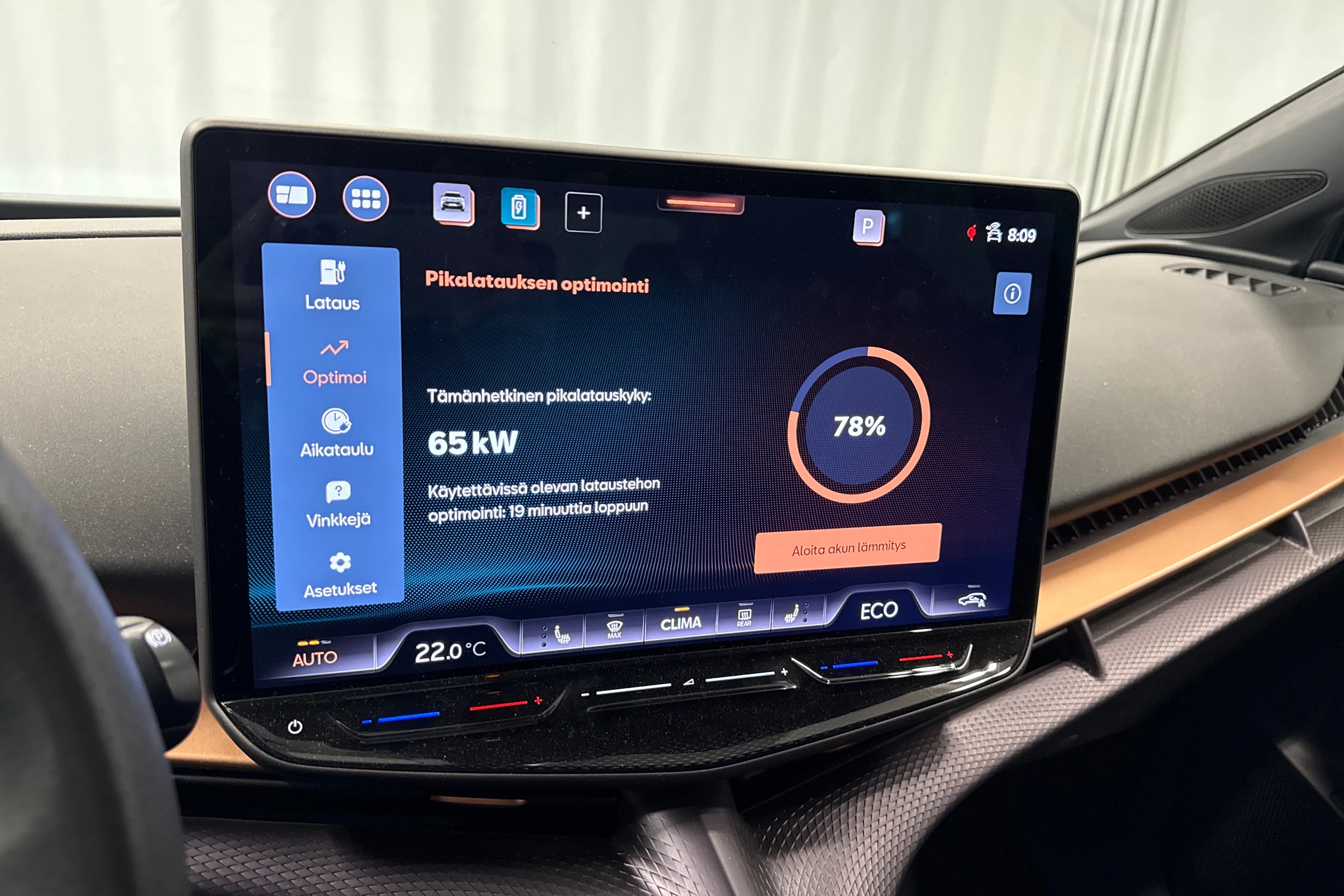 sininen CUPRA Tavascan 2024 kuva 18.