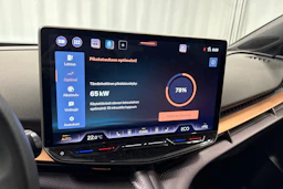 sininen CUPRA Tavascan 2024 kuva 18.