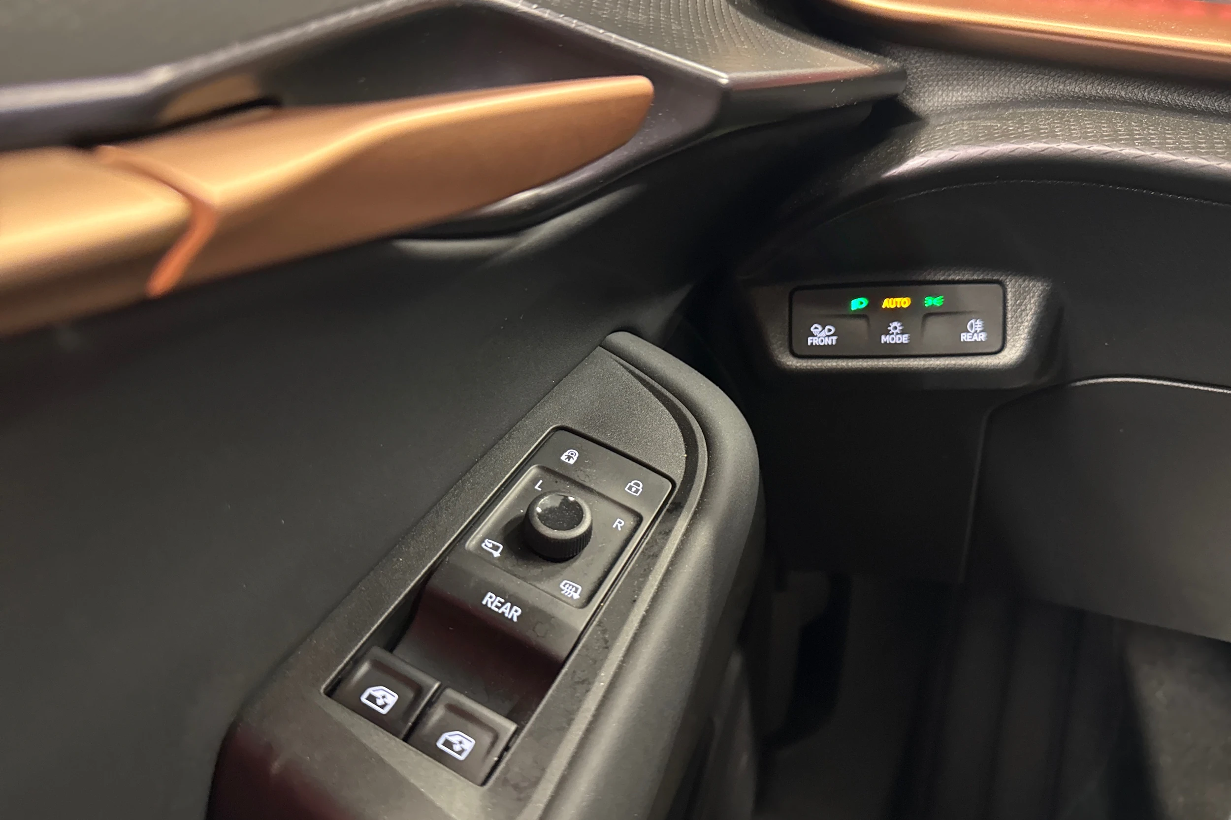 sininen CUPRA Tavascan 2024 kuva 22.