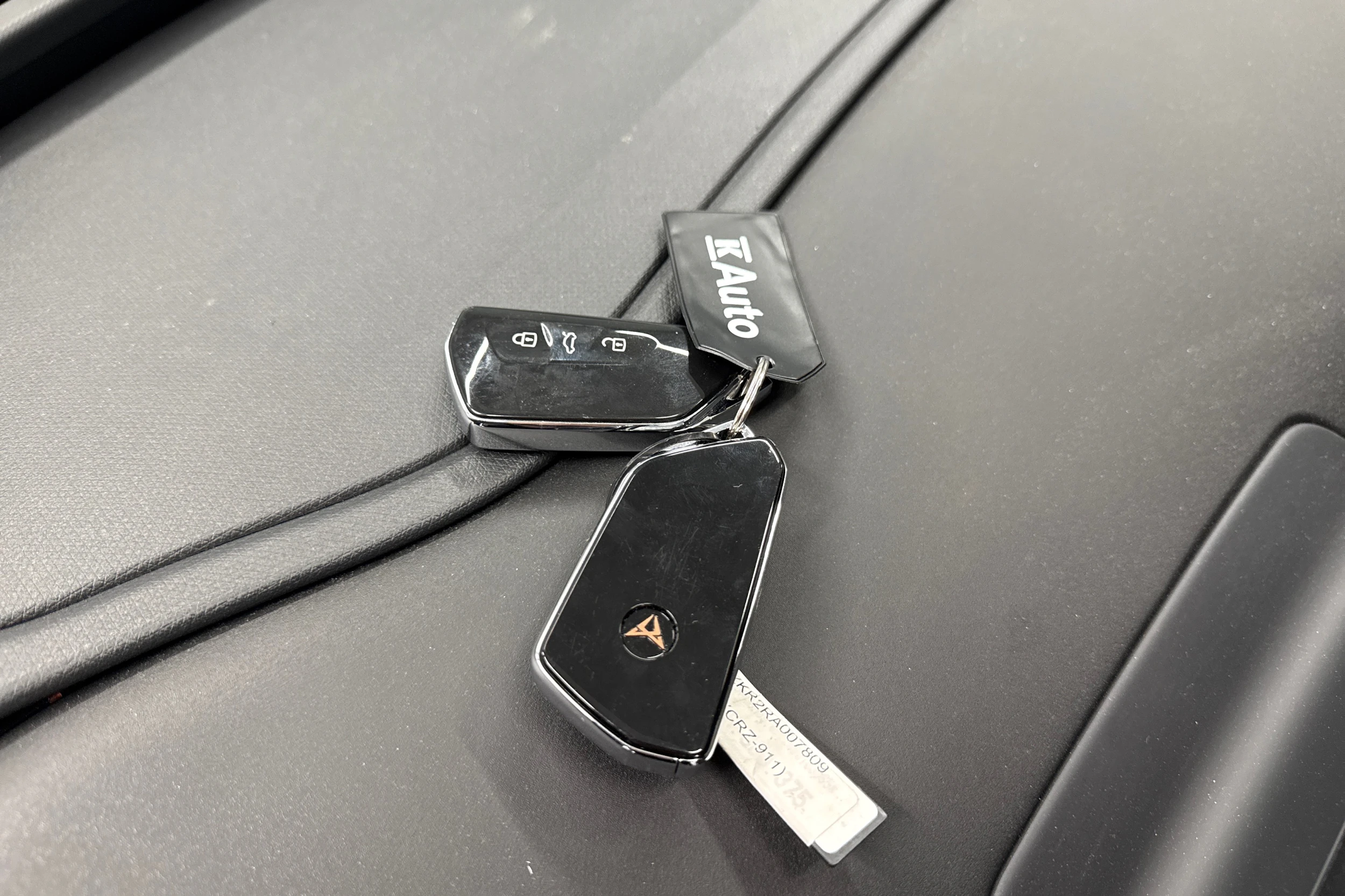 sininen CUPRA Tavascan 2024 kuva 27.