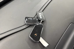 sininen CUPRA Tavascan 2024 kuva 27.