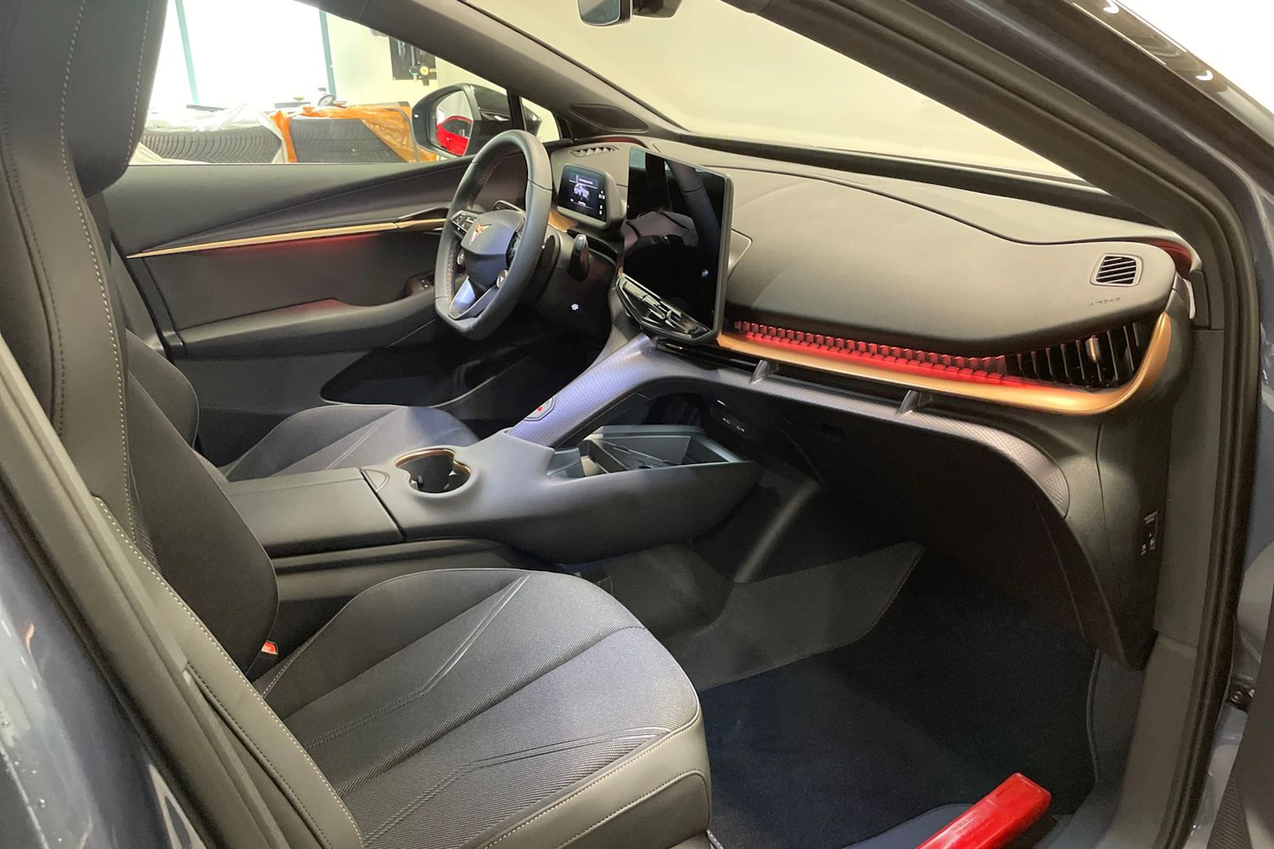 met. sininen CUPRA Tavascan 2024 kuva 13.