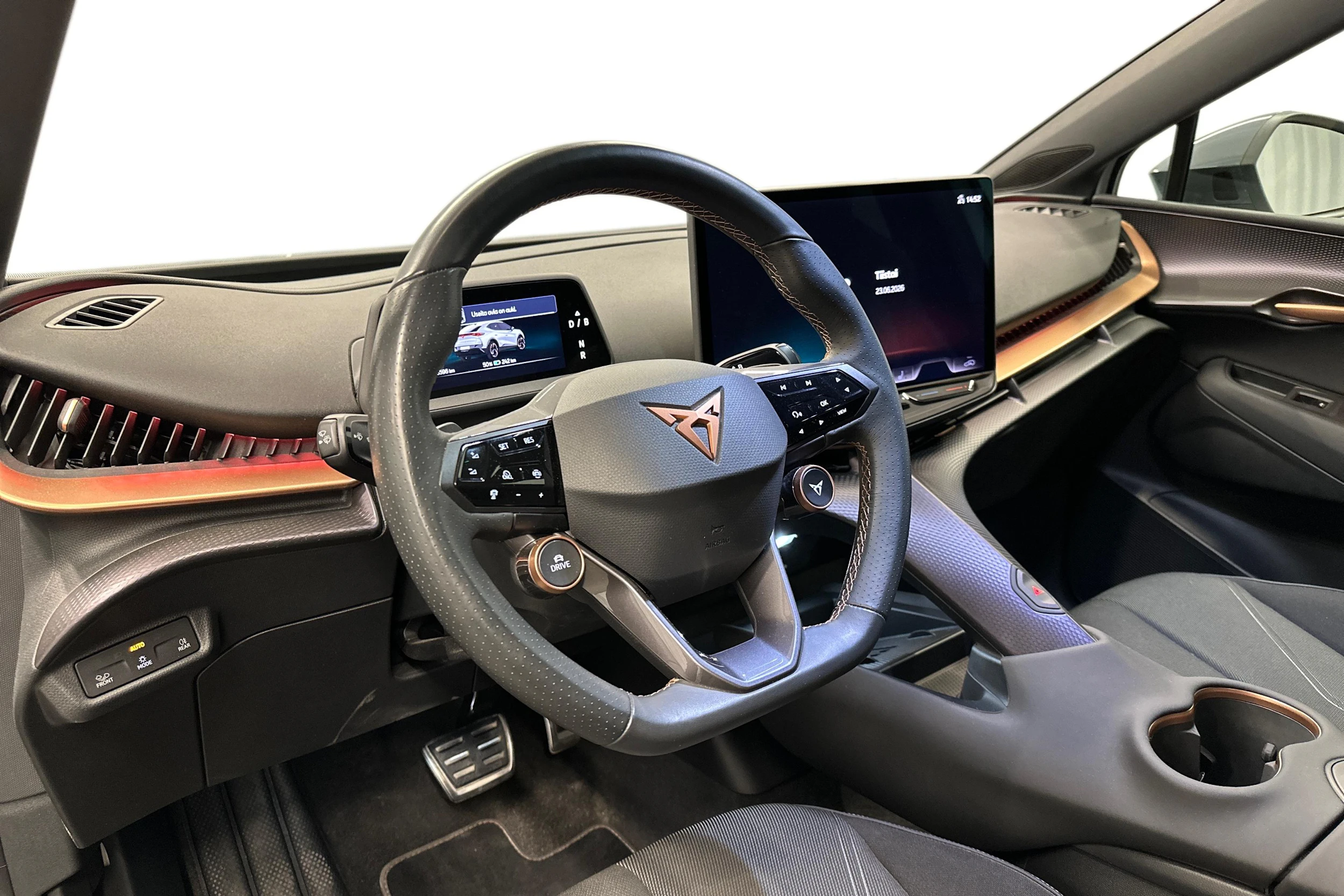 harmaa CUPRA Tavascan 2024 kuva 6.