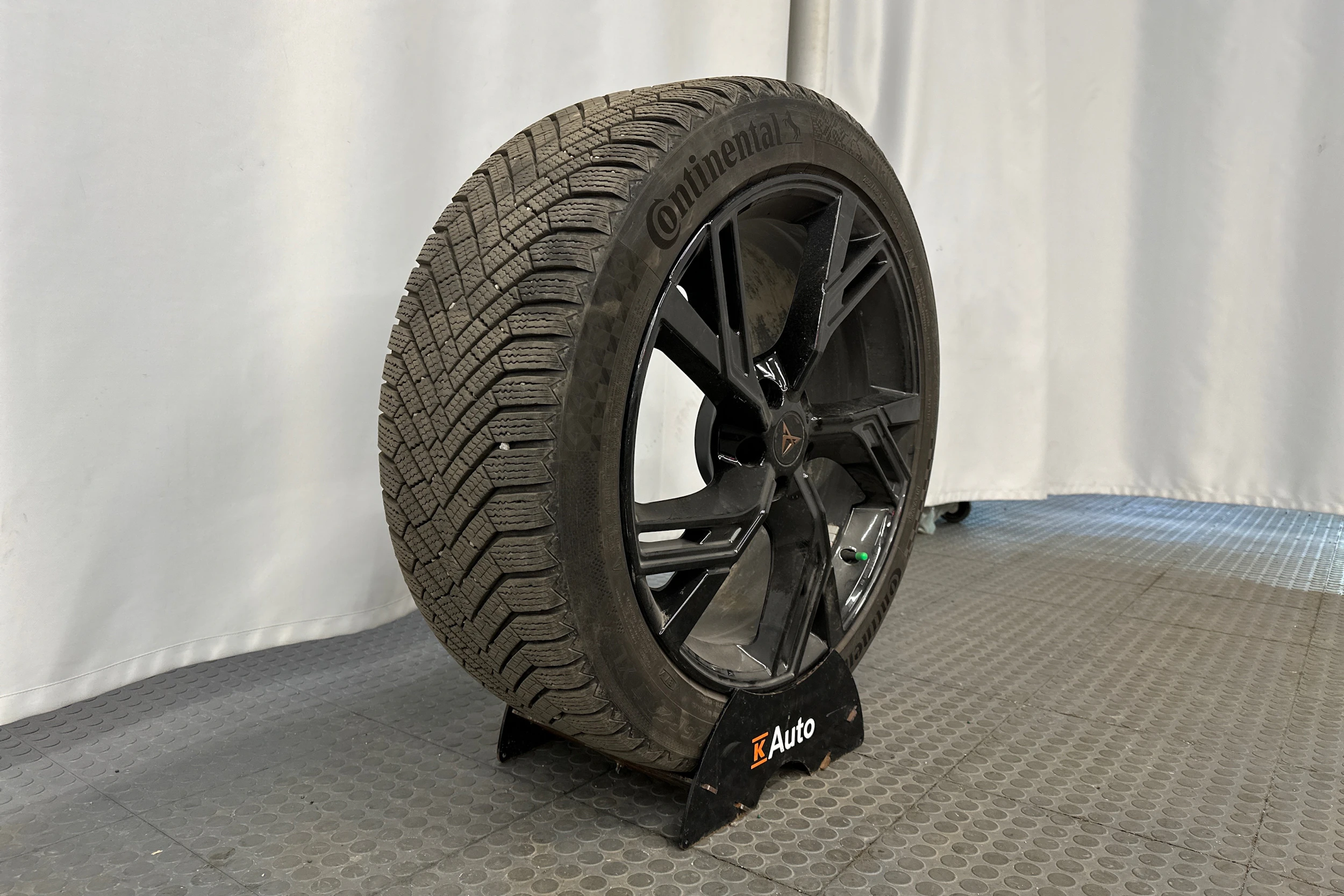 harmaa CUPRA Tavascan 2024 kuva 10.