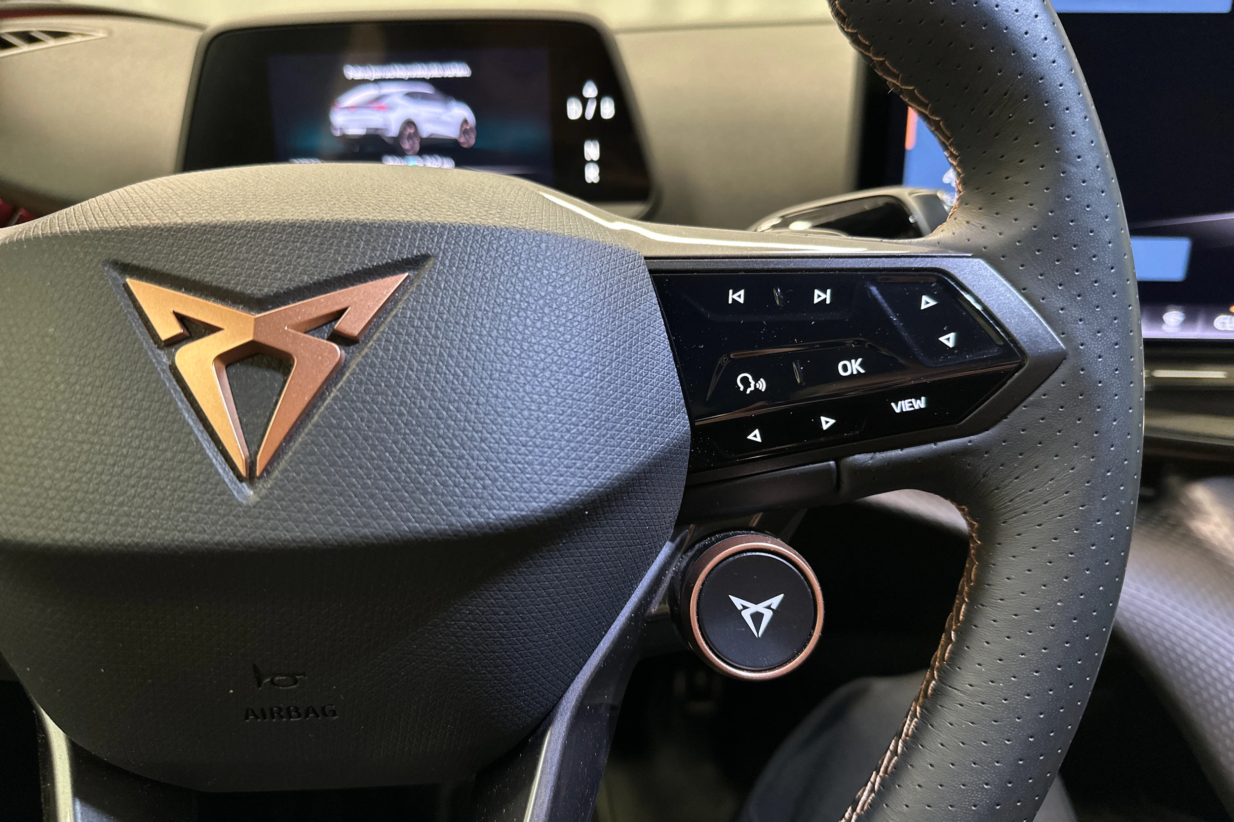 harmaa CUPRA Tavascan 2024 kuva 12.