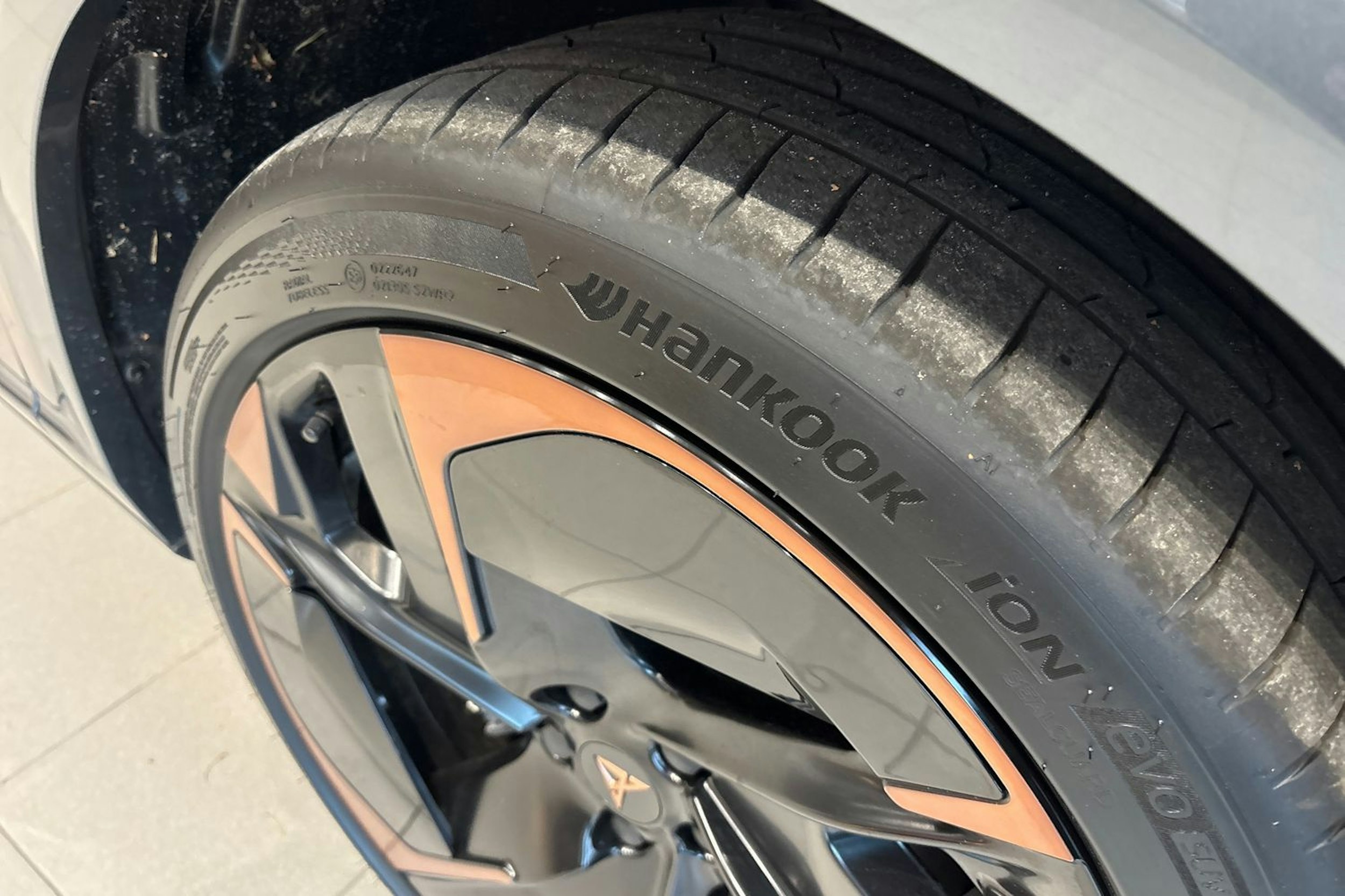 ruskea (beige) CUPRA Tavascan 2024 kuva 10.