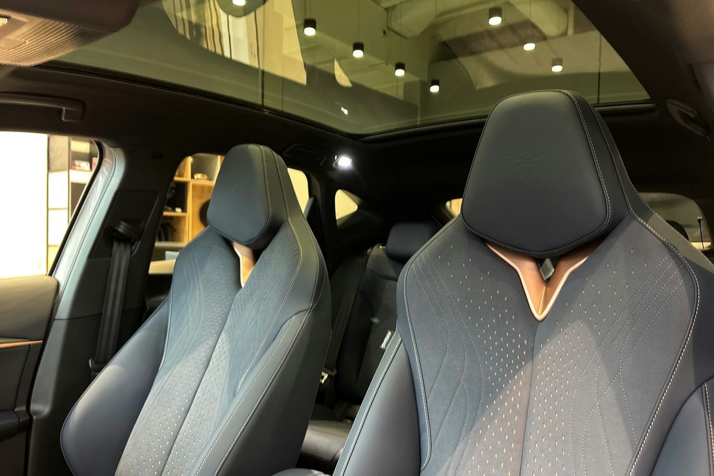 ruskea (beige) CUPRA Tavascan 2024 kuva 15.