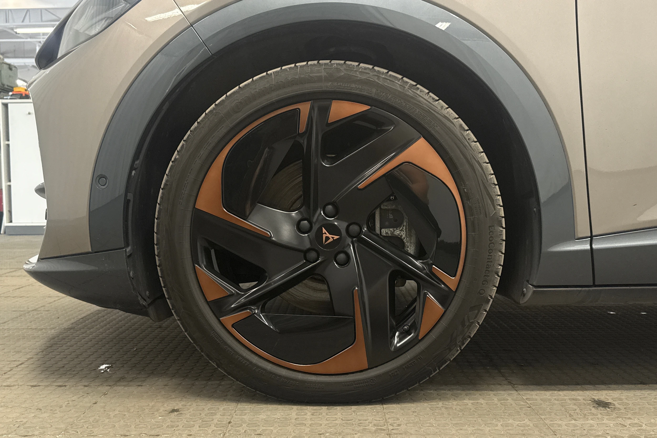 ruskea (beige) CUPRA Tavascan 2024 kuva 10.