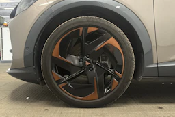 ruskea (beige) CUPRA Tavascan 2024 kuva 10.