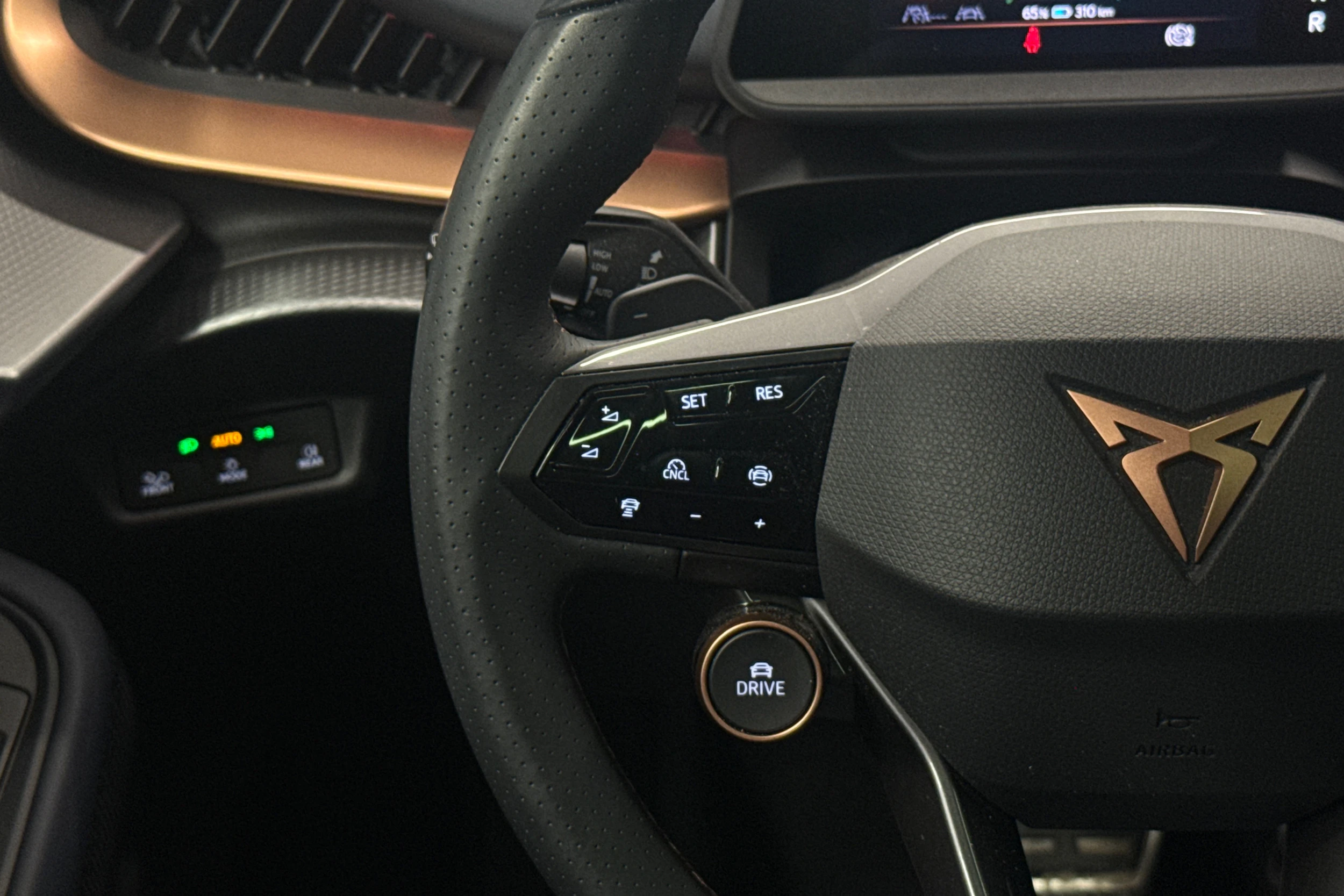 ruskea (beige) CUPRA Tavascan 2024 kuva 13.