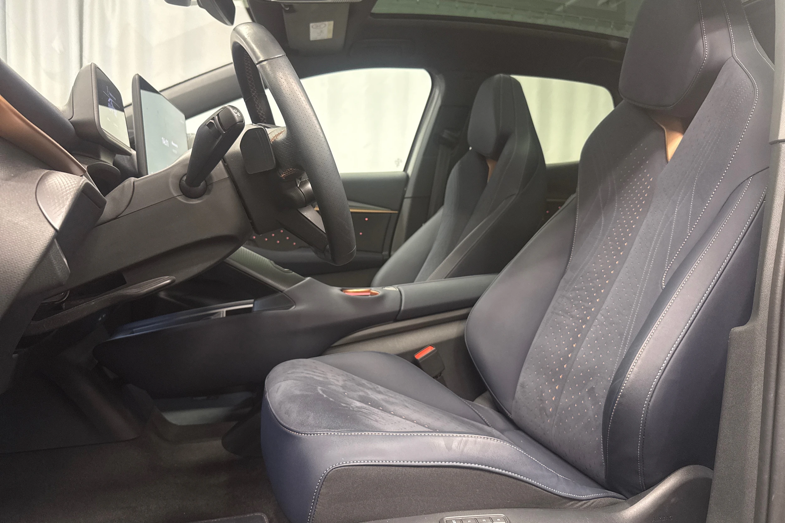 ruskea (beige) CUPRA Tavascan 2024 kuva 25.