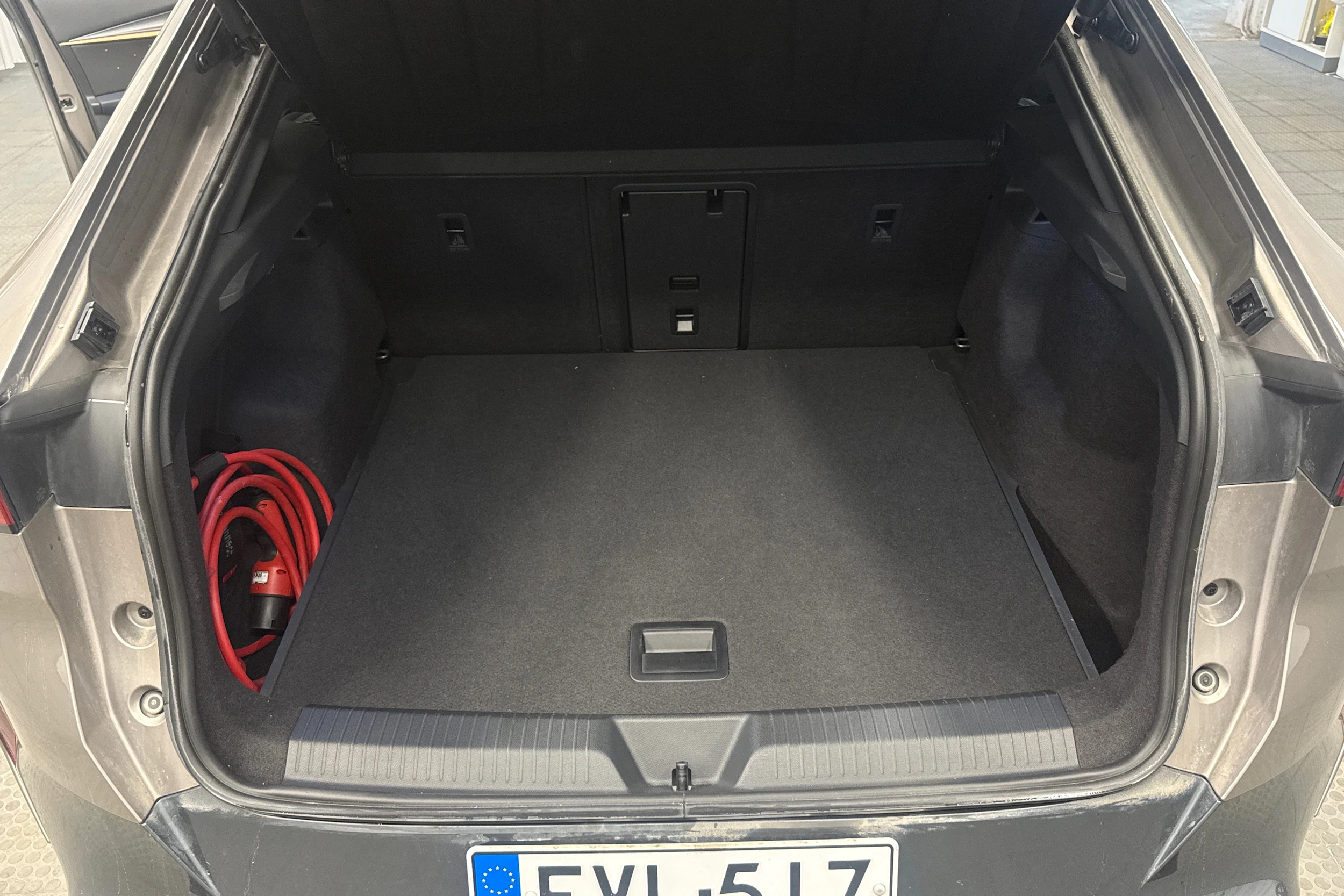 ruskea (beige) CUPRA Tavascan 2024 kuva 27.