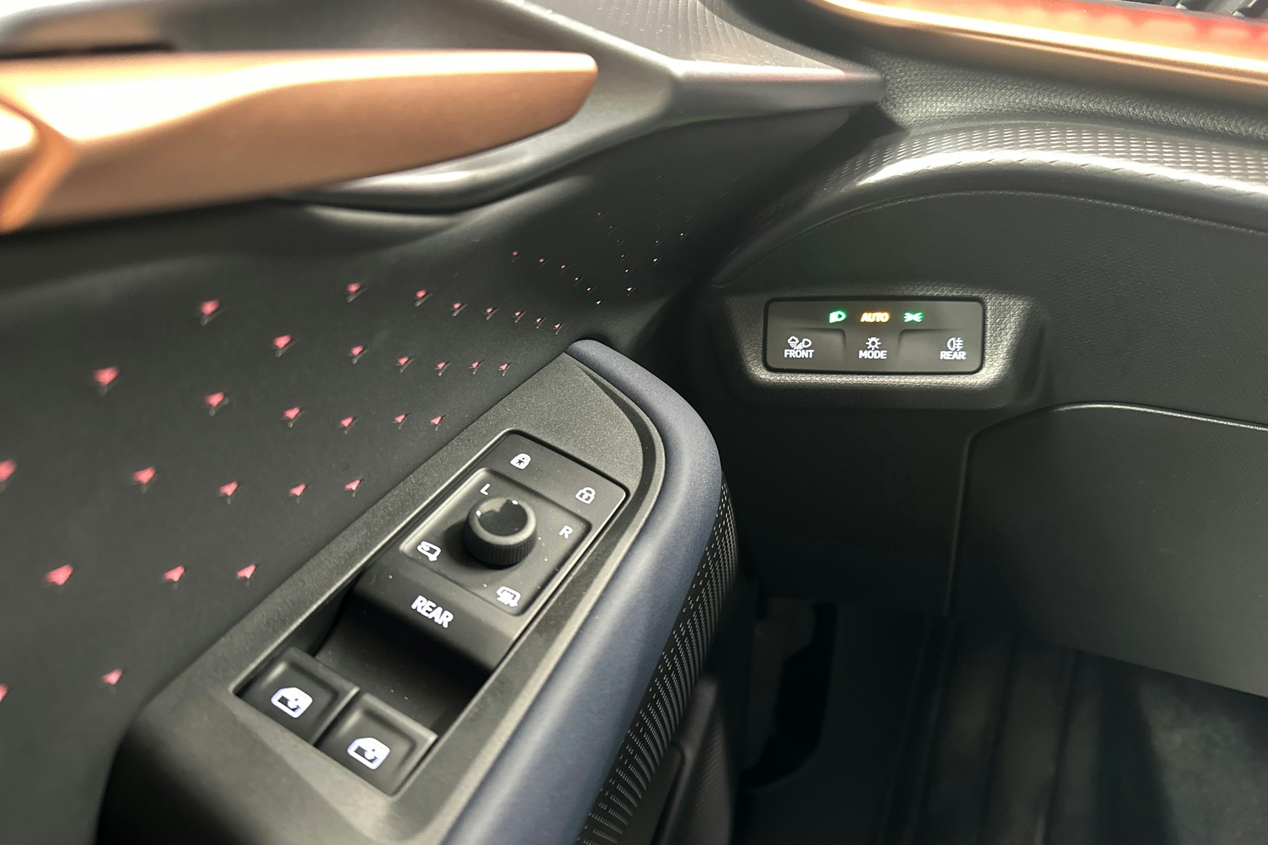 ruskea (beige) CUPRA Tavascan 2024 kuva 18.