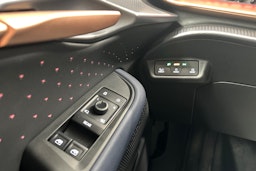 ruskea (beige) CUPRA Tavascan 2024 kuva 18.