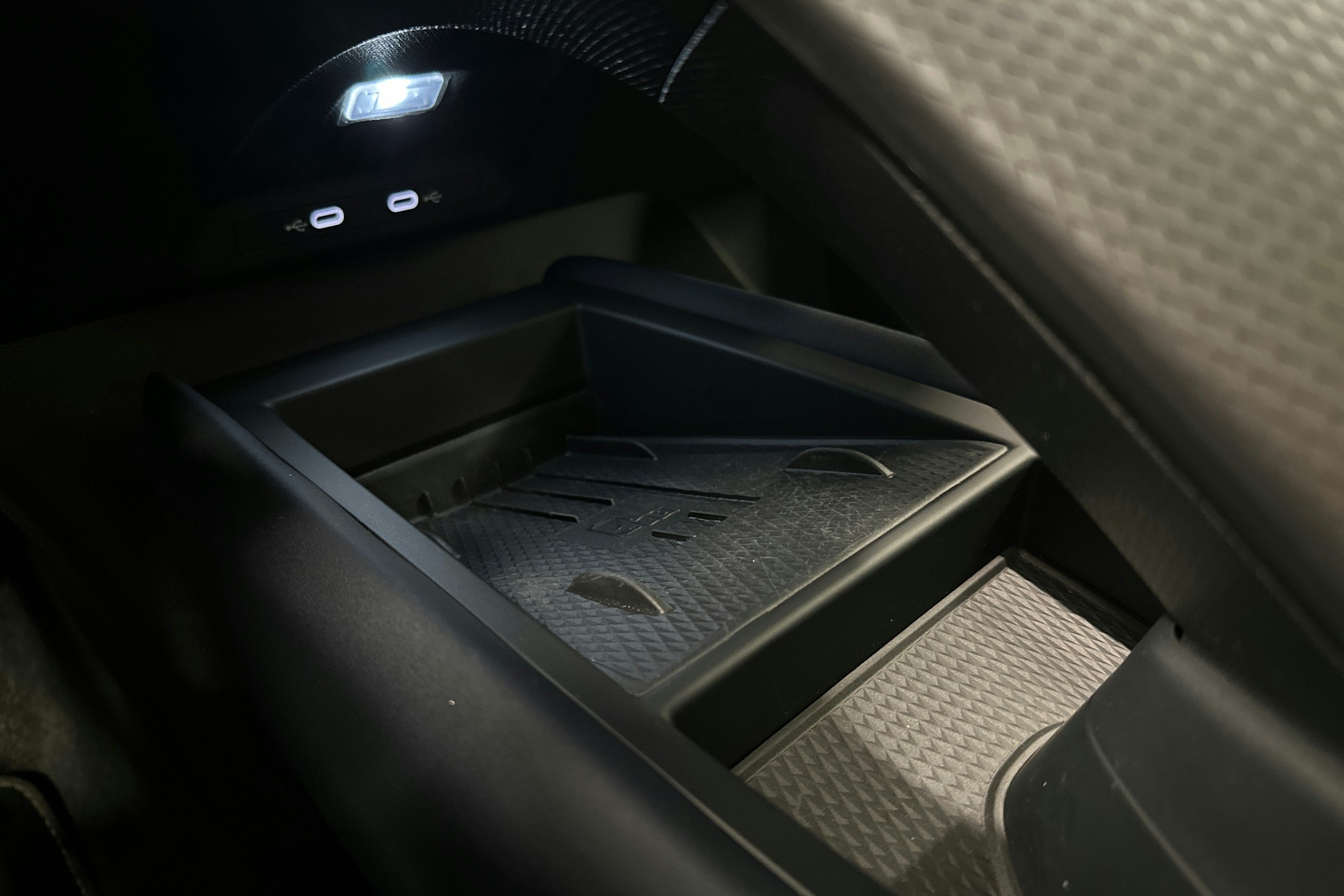 ruskea (beige) CUPRA Tavascan 2024 kuva 33.