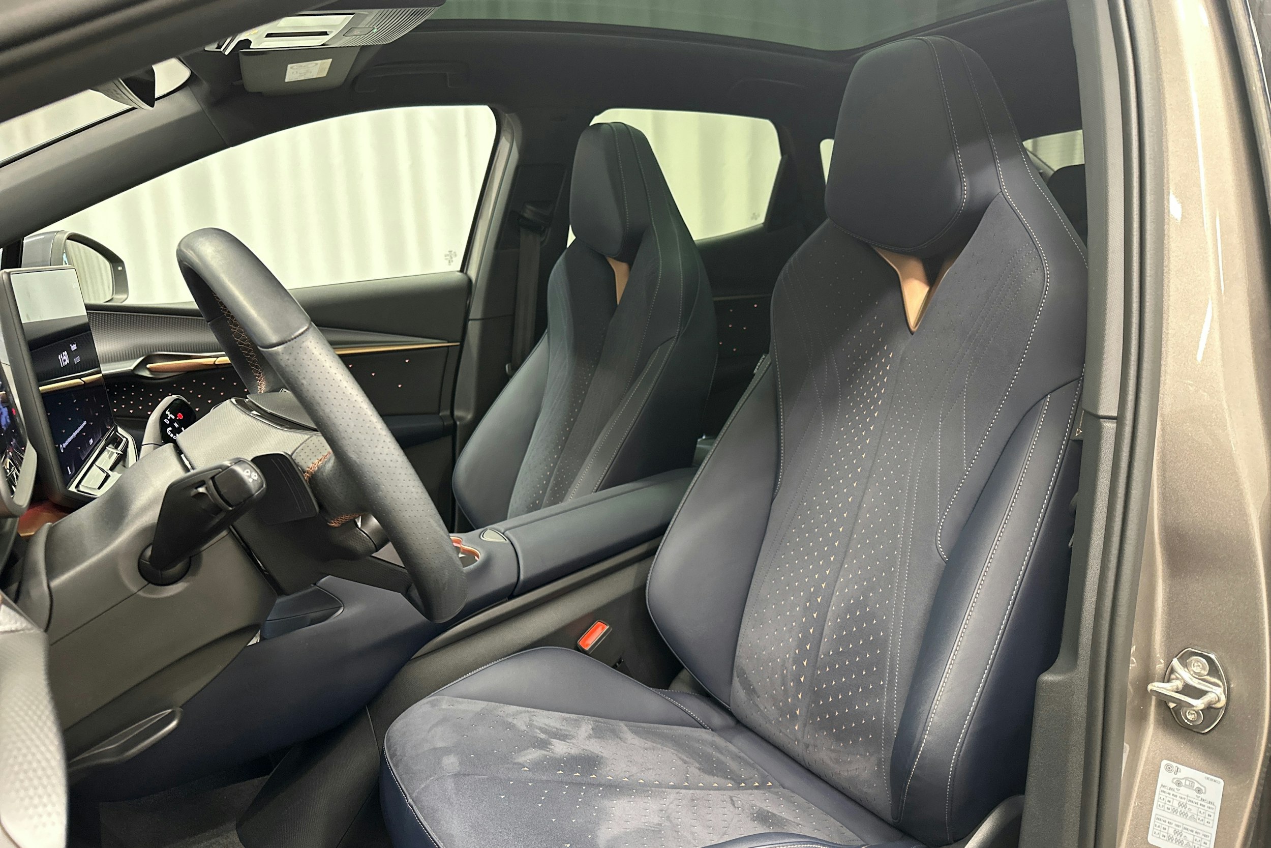 ruskea (beige) CUPRA Tavascan 2024 kuva 34.