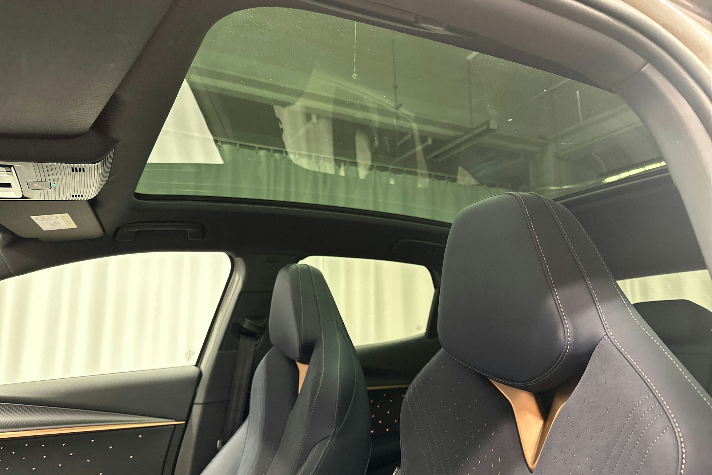 ruskea (beige) CUPRA Tavascan 2024 kuva 36.