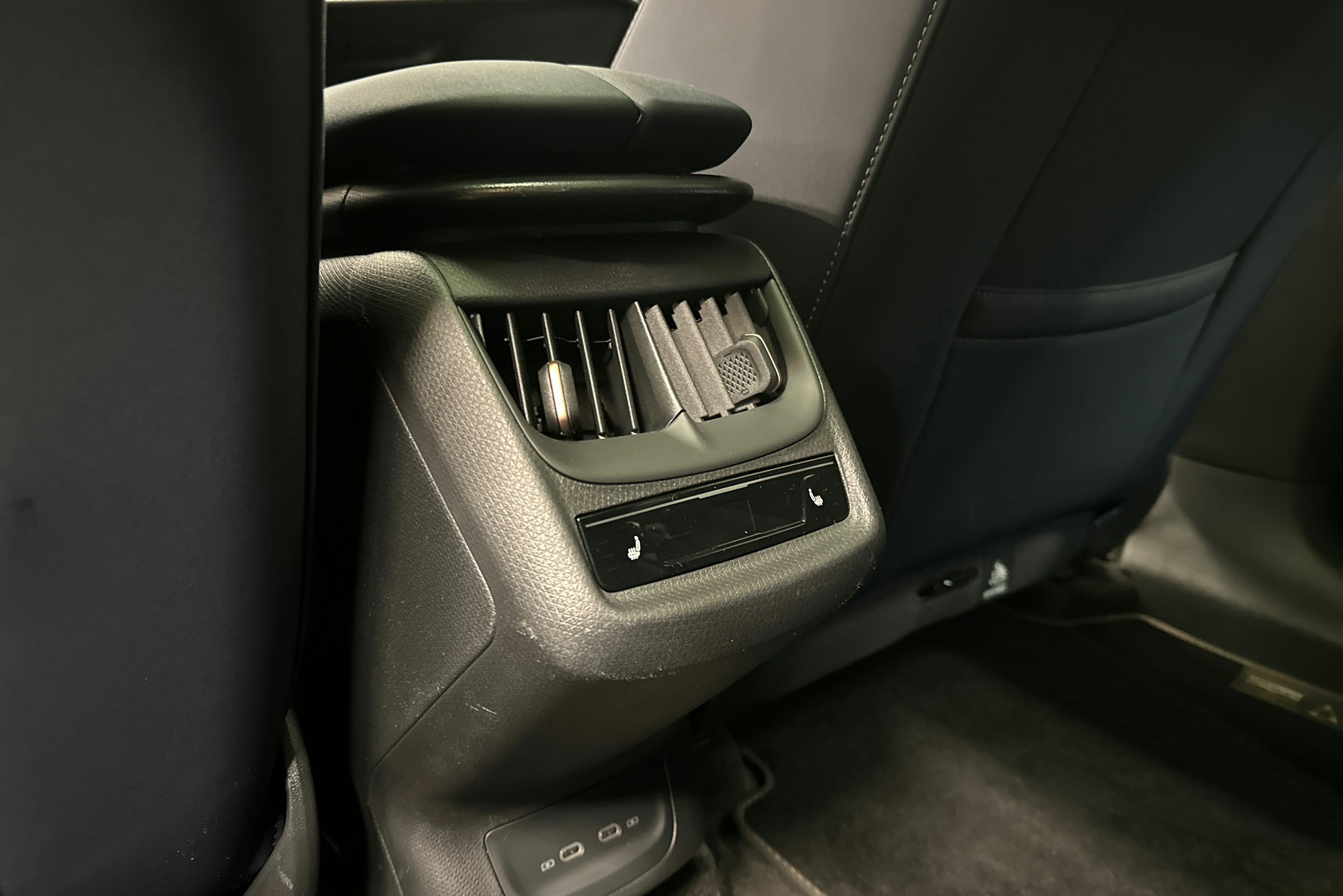 ruskea (beige) CUPRA Tavascan 2024 kuva 37.