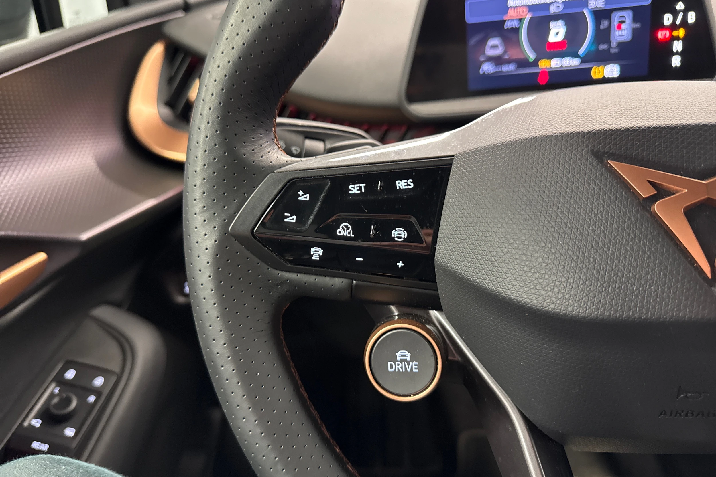 ruskea (beige) CUPRA Tavascan 2024 kuva 15.