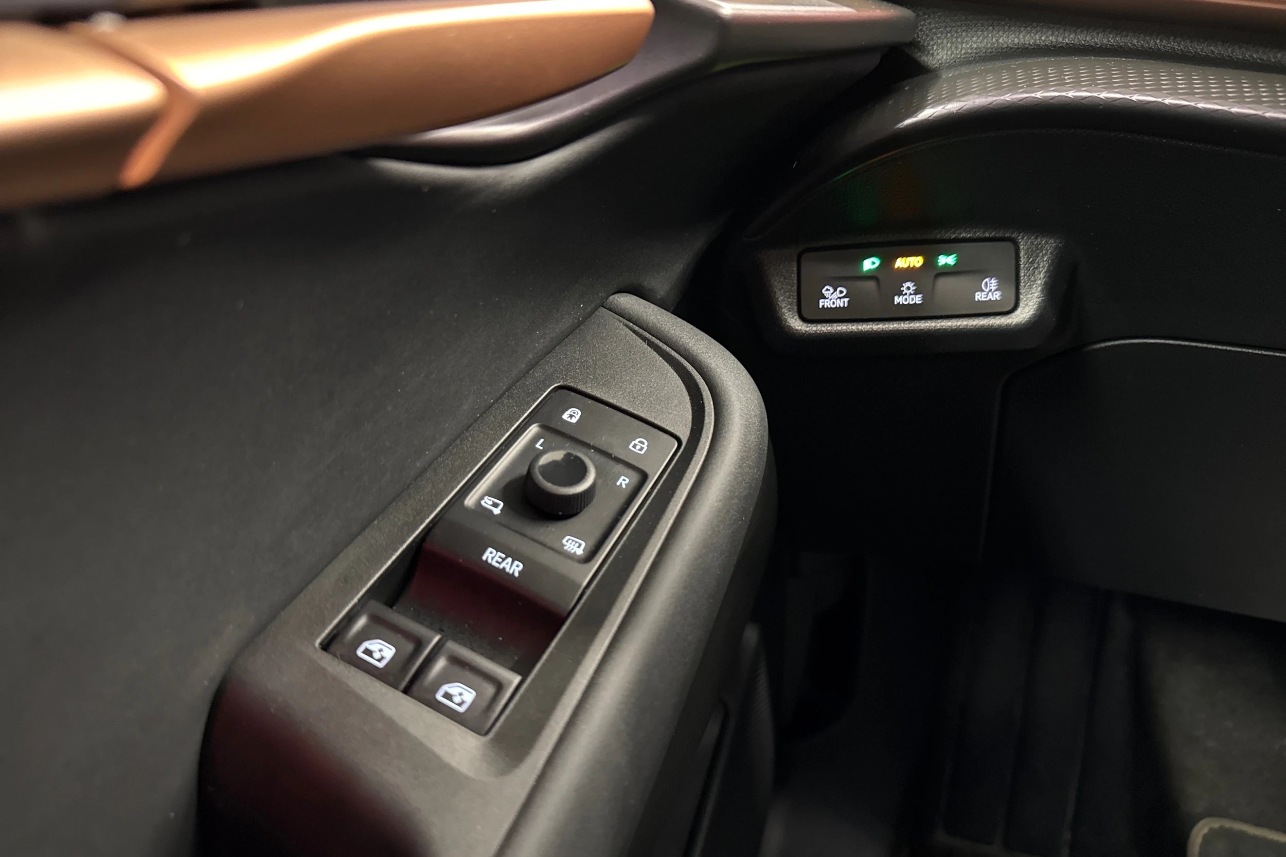 ruskea (beige) CUPRA Tavascan 2024 kuva 18.