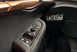 ruskea (beige) CUPRA Tavascan 2024 kuva 18.