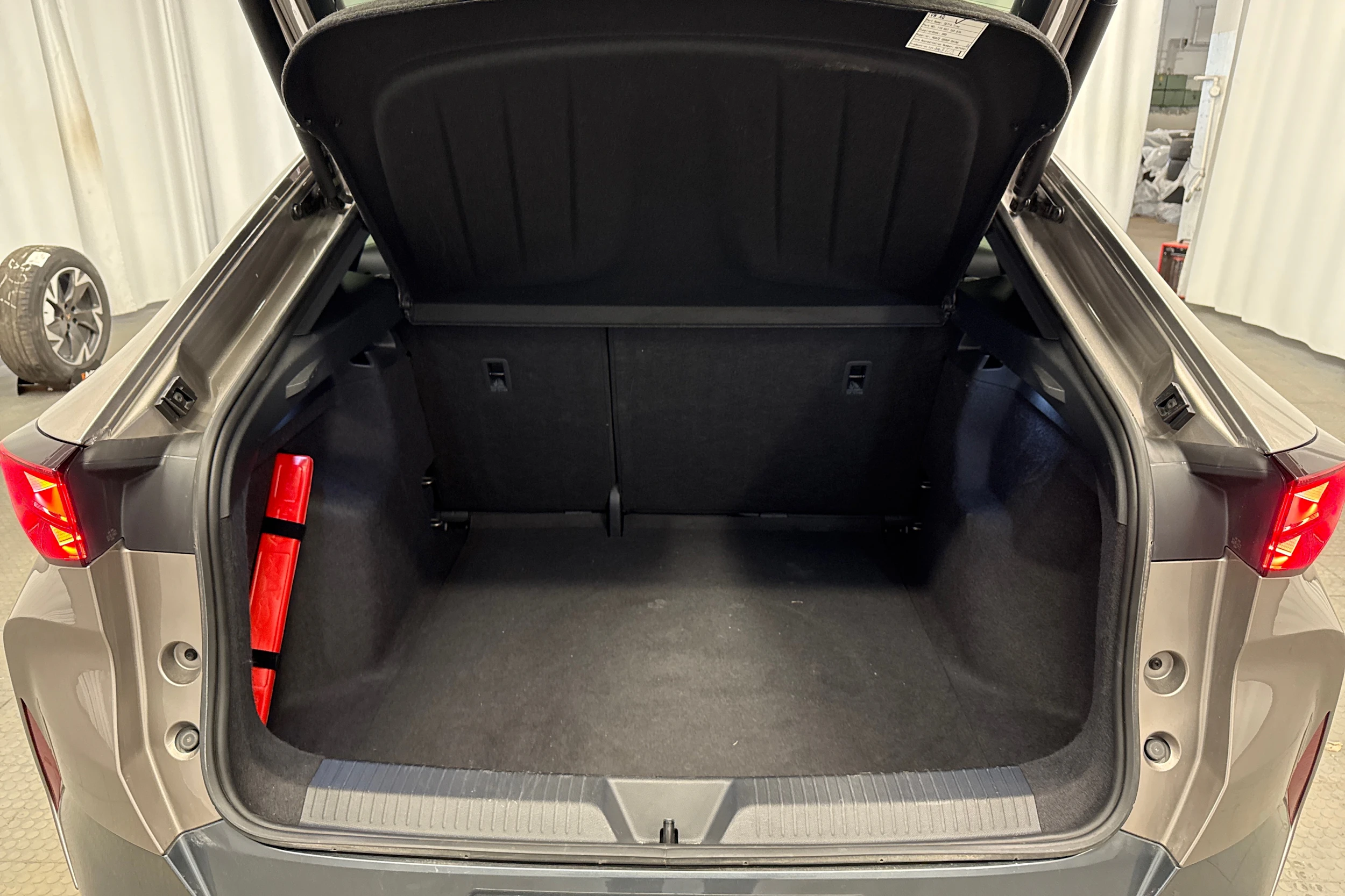 ruskea (beige) CUPRA Tavascan 2024 kuva 35.