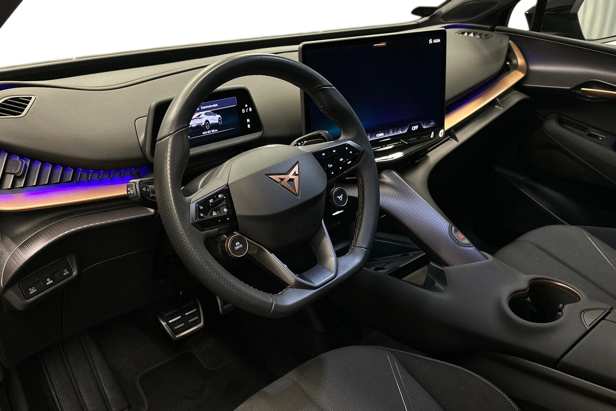 harmaa CUPRA Tavascan 2024 kuva 6.