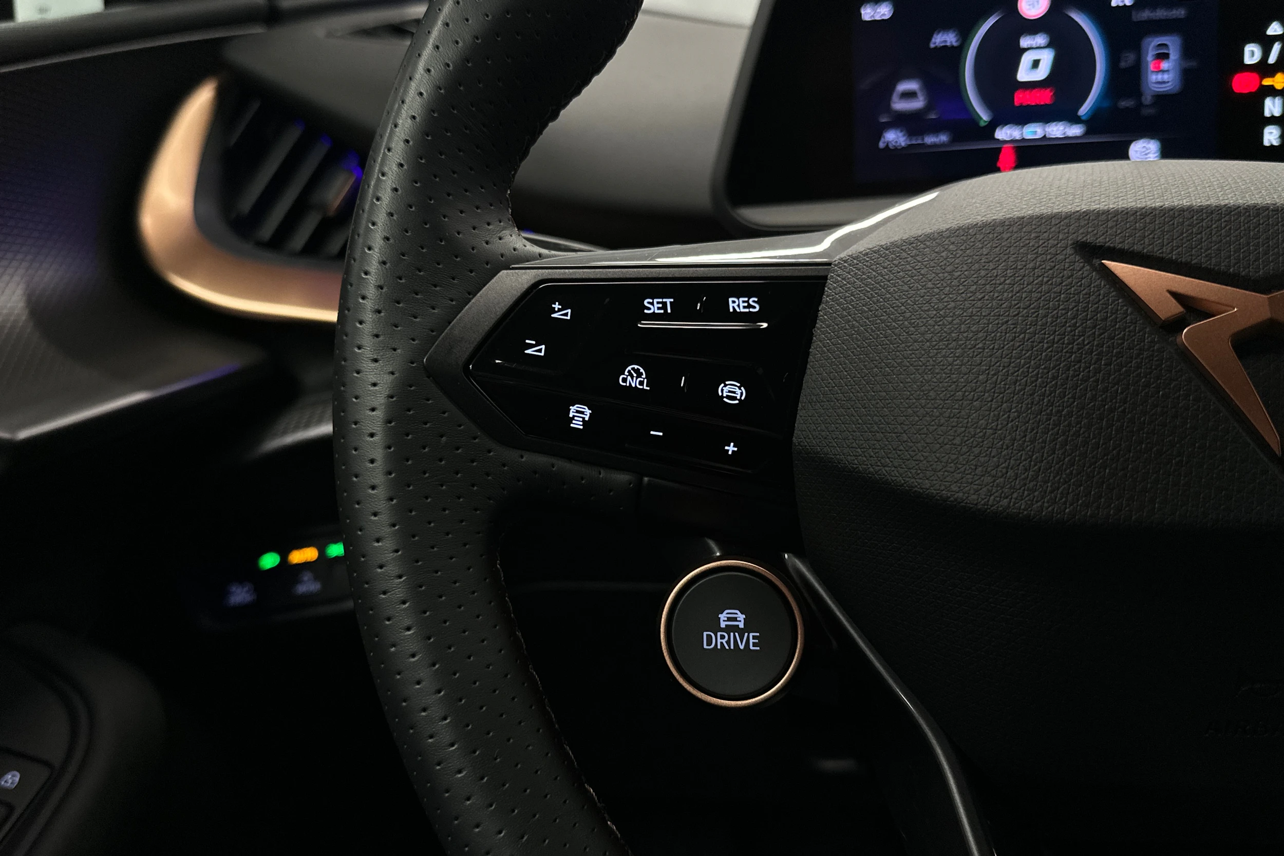 harmaa CUPRA Tavascan 2024 kuva 11.