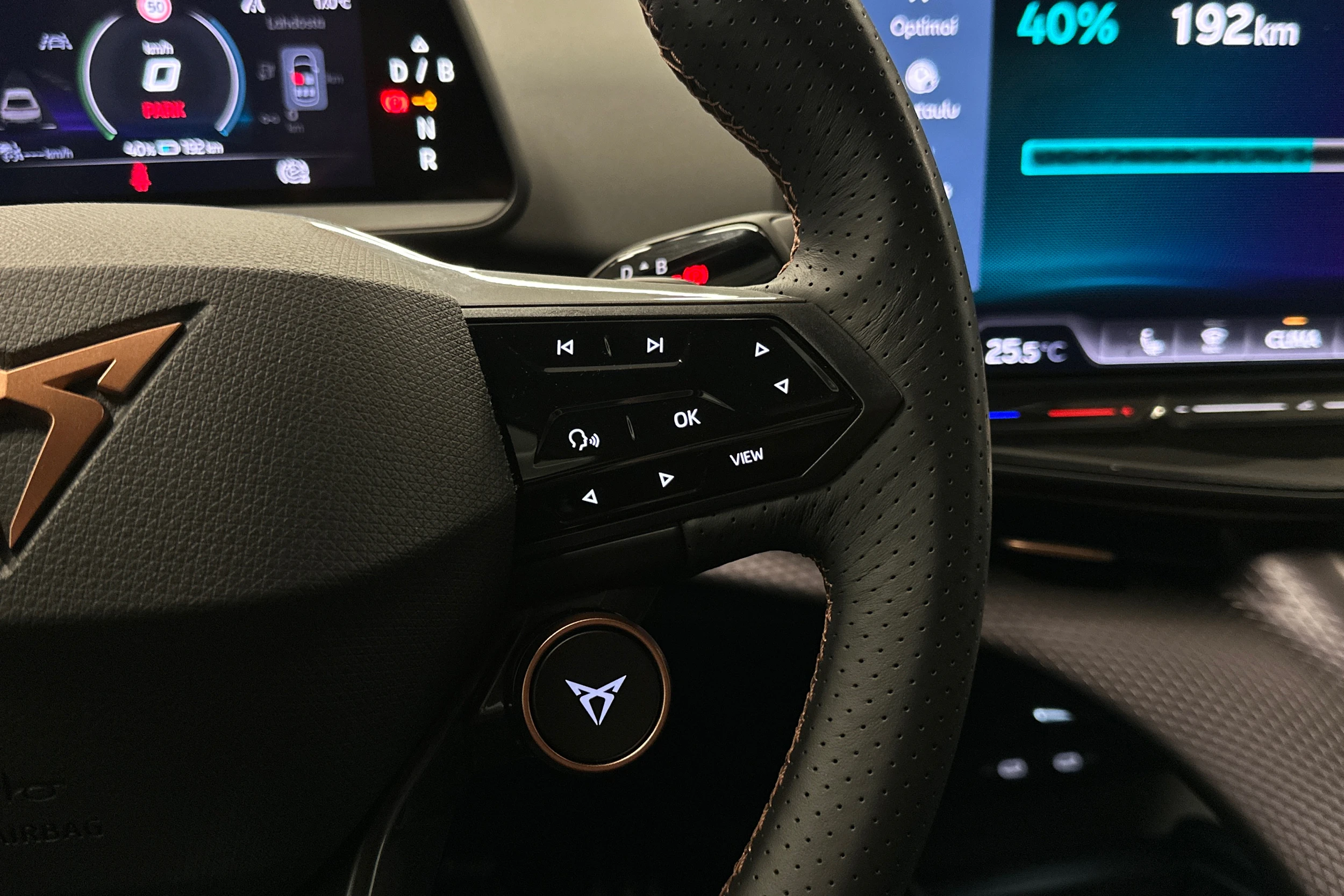 harmaa CUPRA Tavascan 2024 kuva 12.