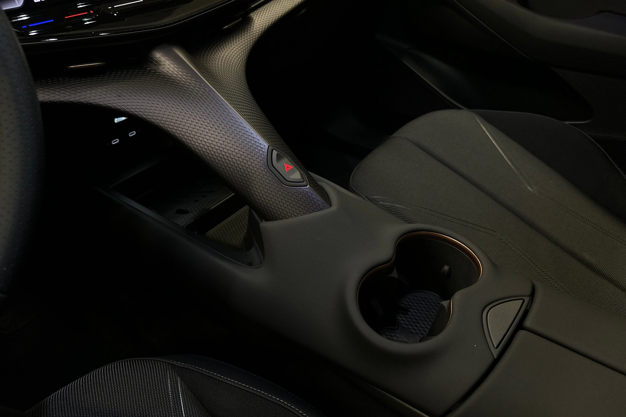 harmaa CUPRA Tavascan 2024 kuva 39.