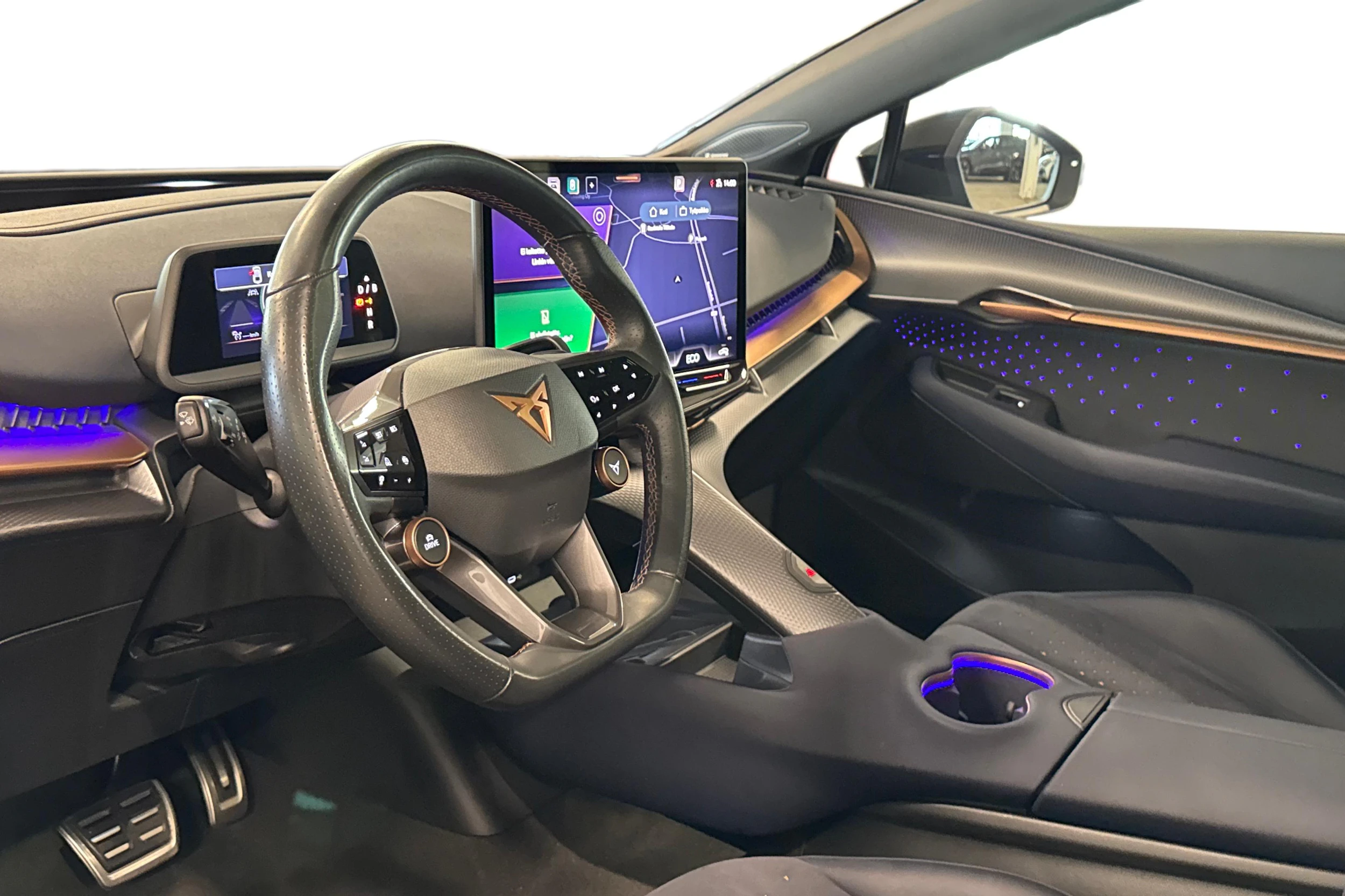 harmaa CUPRA Tavascan 2024 kuva 6.