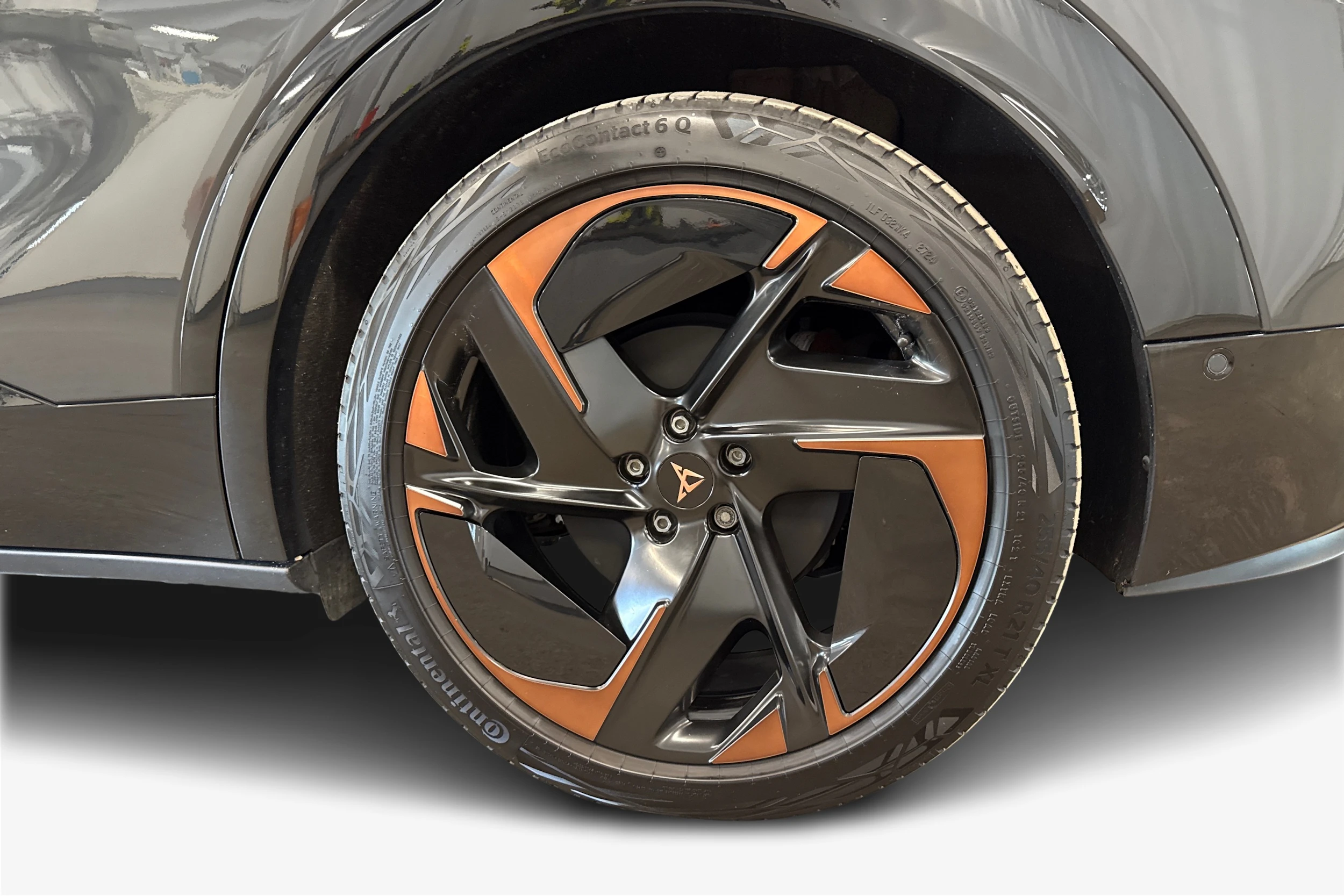 harmaa CUPRA Tavascan 2024 kuva 9.