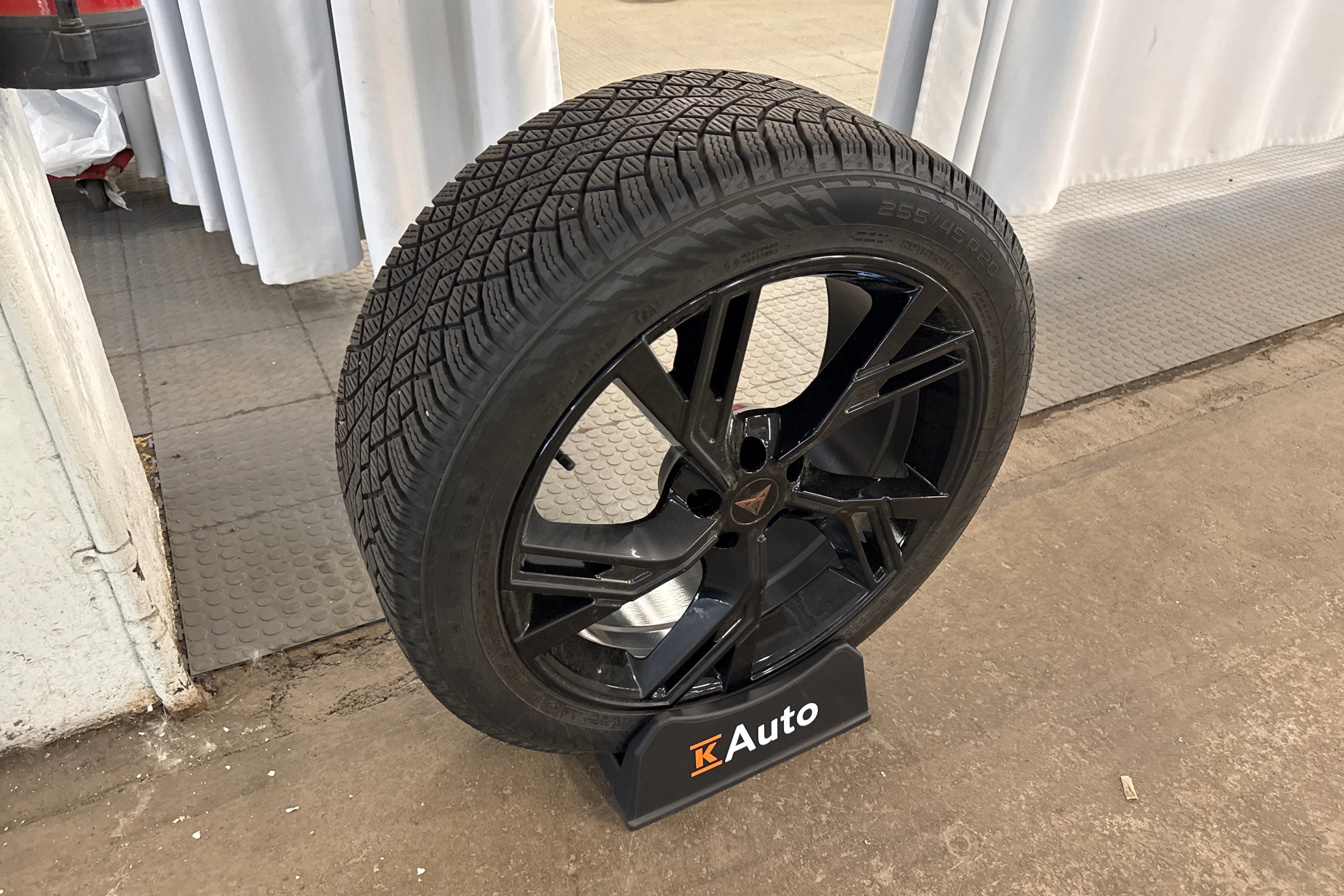 harmaa CUPRA Tavascan 2024 kuva 10.