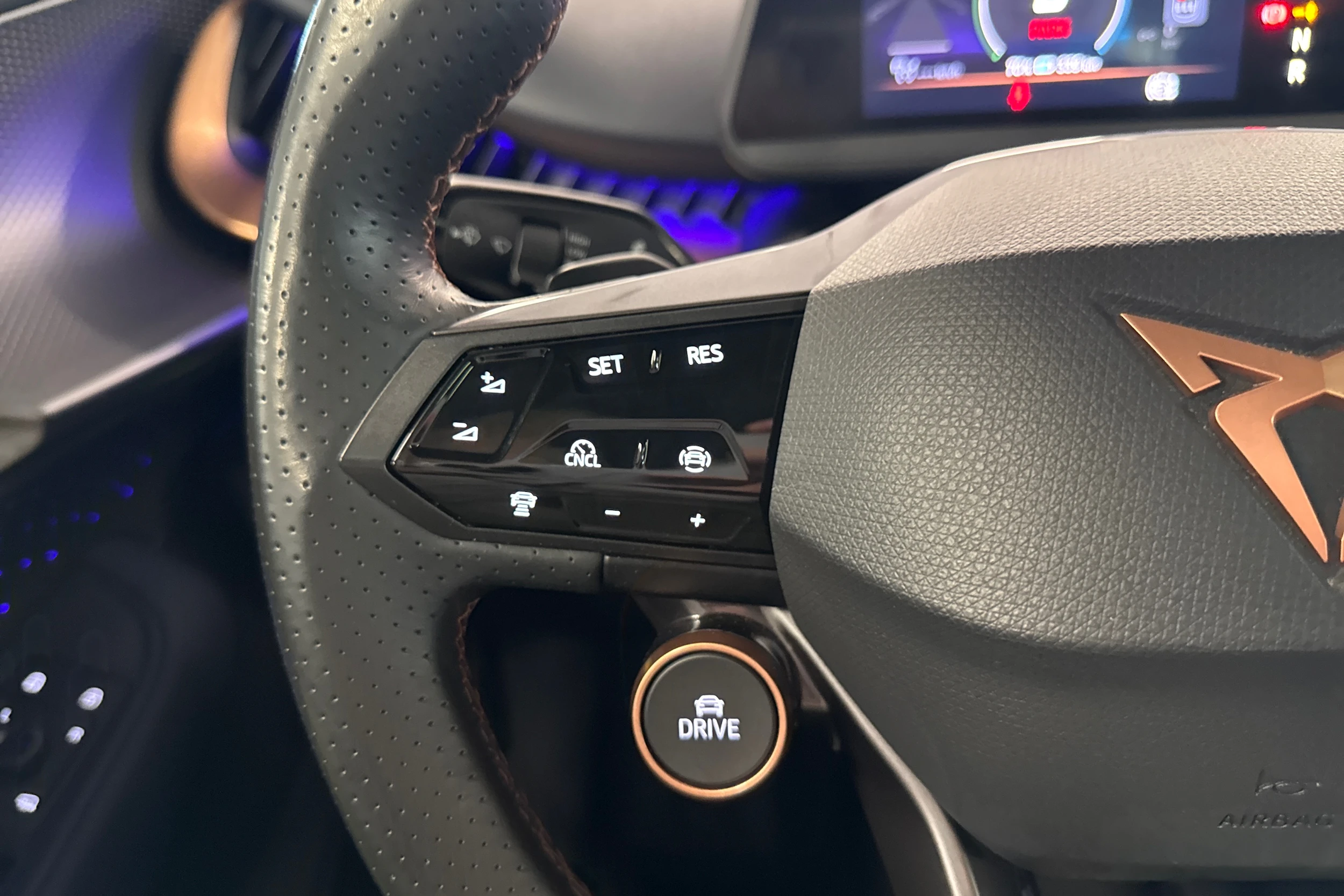 harmaa CUPRA Tavascan 2024 kuva 11.