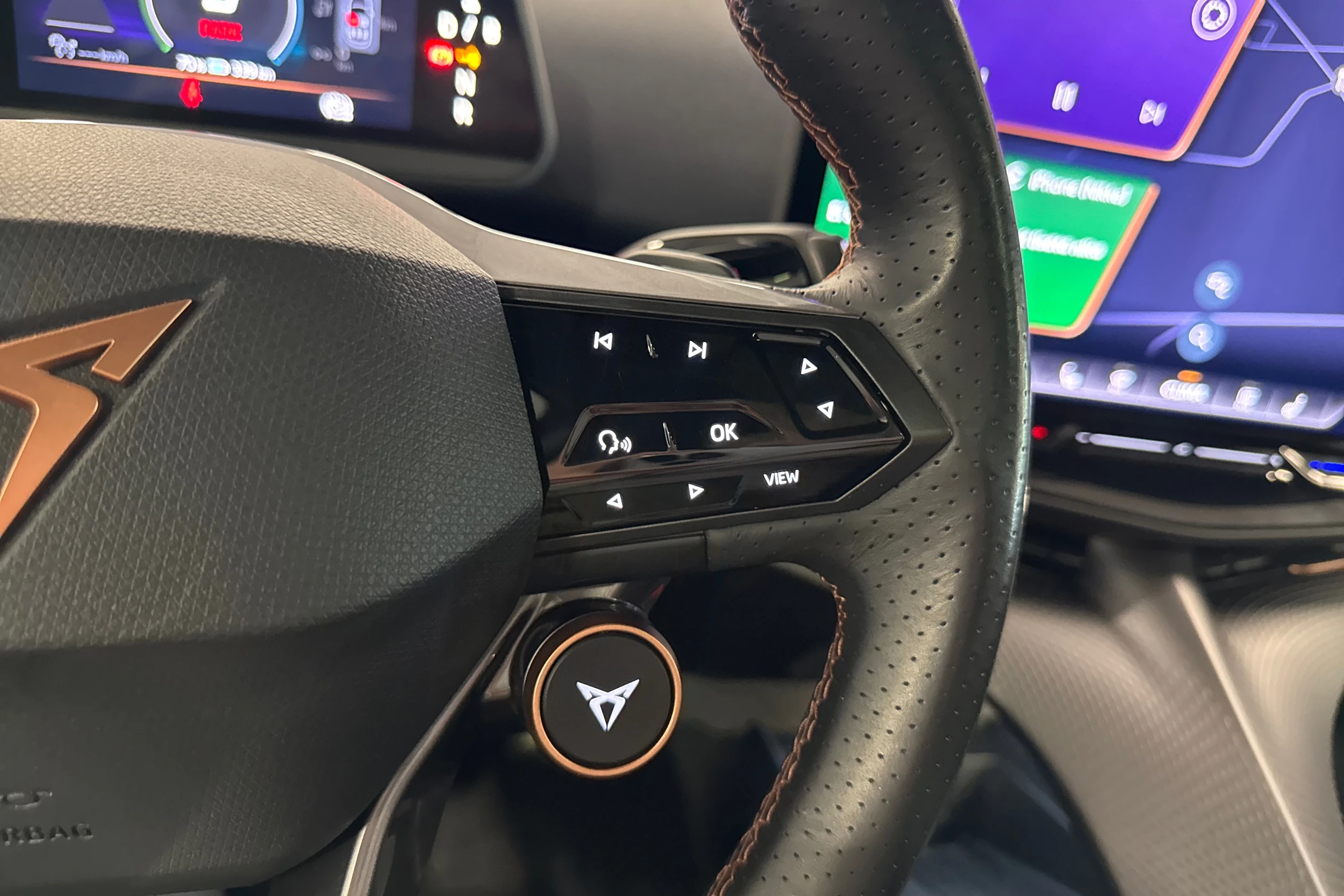 harmaa CUPRA Tavascan 2024 kuva 12.