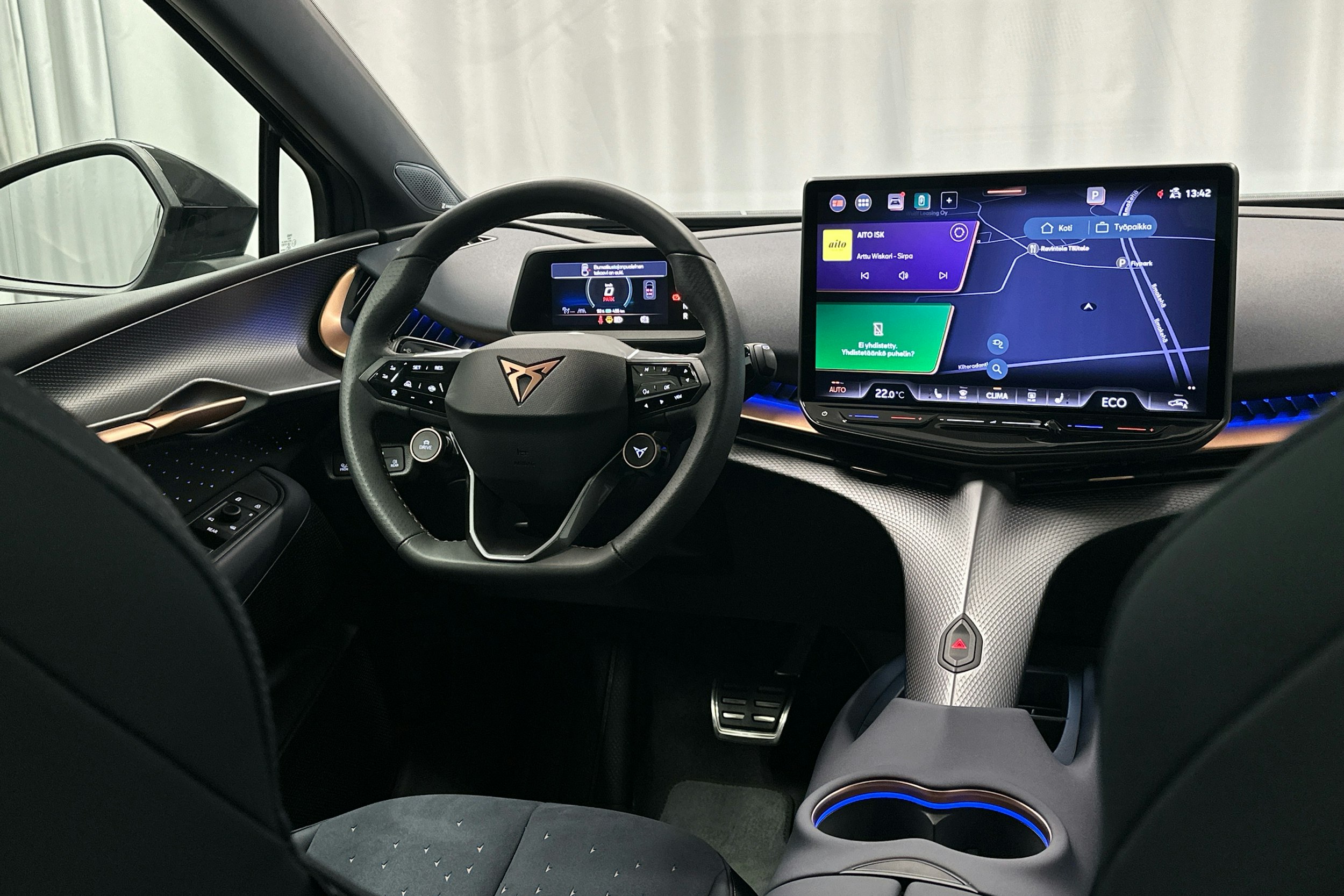 harmaa CUPRA Tavascan 2024 kuva 8.