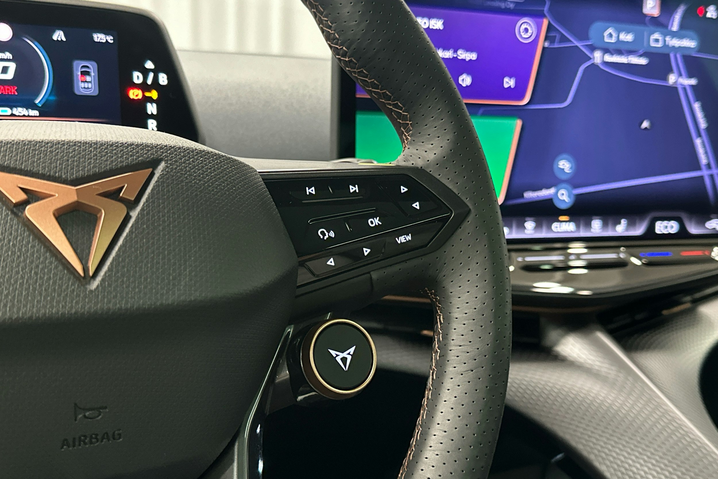 harmaa CUPRA Tavascan 2024 kuva 10.